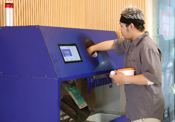 A person using a machine  Description automatically generated