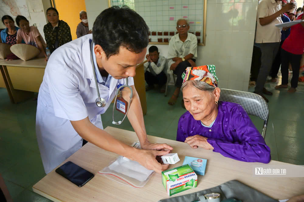 Tạp chí Đời sống và Pháp luật và đơn vị đồng hành trao gửi yêu thương tới bà con bị ảnh hưởng bởi bão lũ- Ảnh 8.