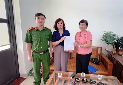 Tài khoản ngân hàng bất ngờ nhận được 20 tỷ đồng, người phụ nữ lập tức nhờ công an xác minh: Số tiền trên là do một công ty tại Hà Nội chuyển nhầm - Ảnh 1.