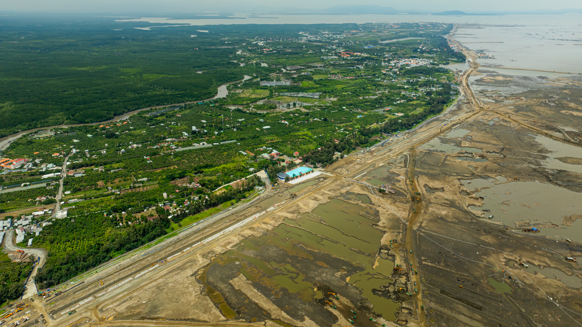 Thay bạn đi xem công trường đại lộ rộng 120 m, dài 8 km ở siêu dự án lấn biển lớn nhất Việt Nam của Vinhomes- Ảnh 1.