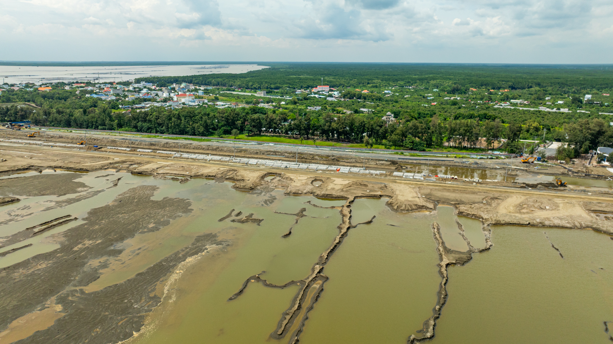 Thay bạn đi xem công trường đại lộ rộng 120 m, dài 8 km ở siêu dự án lấn biển lớn nhất Việt Nam của Vinhomes- Ảnh 5.
