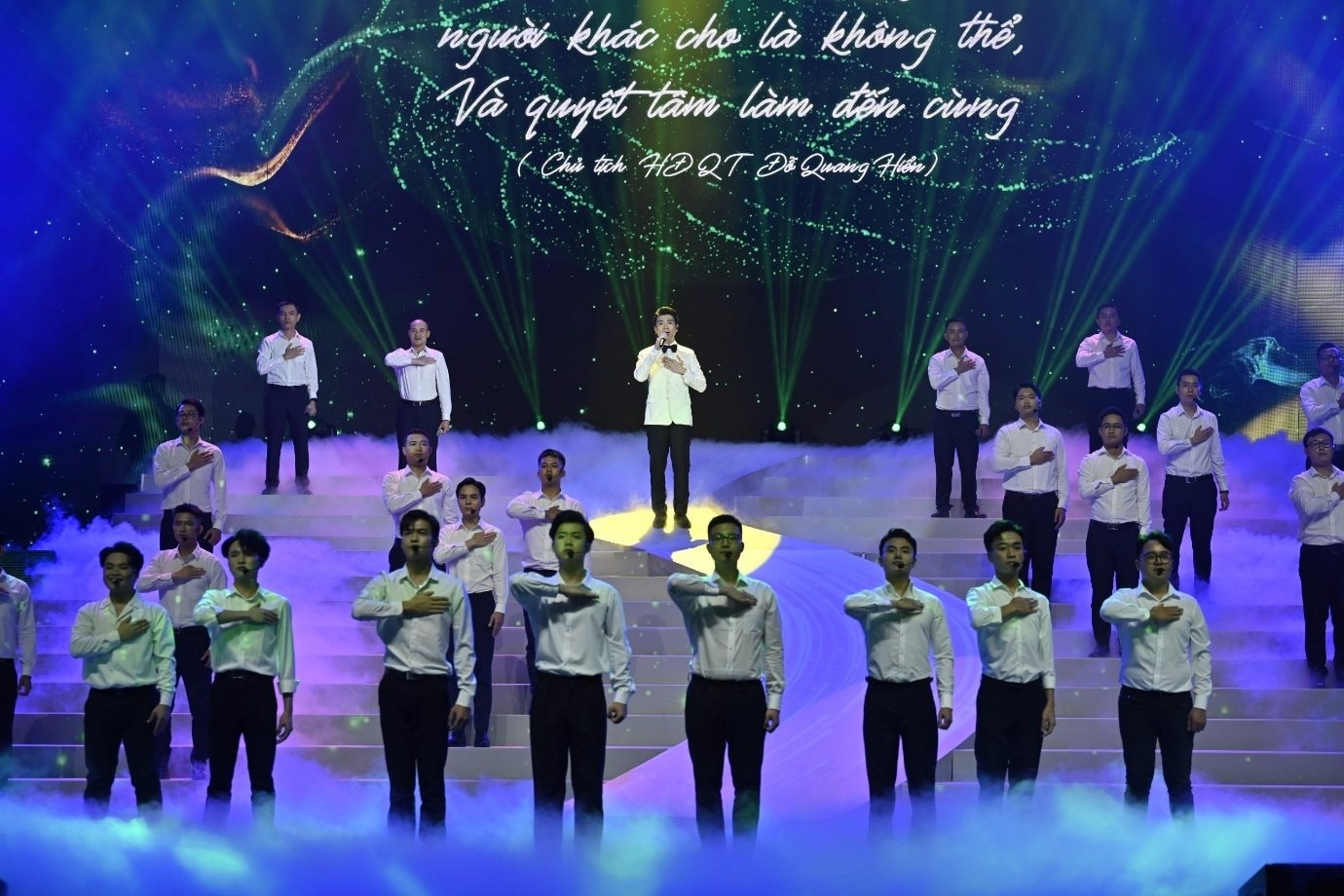 Chủ tịch KienlongBank "đu dây" biểu diễn trên sân khấu, Chủ tịch ACB, CEO 8X MB hát loạt hit của Tăng Duy Tân, Hồ Ngọc Hà - Ảnh 7. Chủ tịch KienlongBank "đu dây" biểu diễn trên sân khấu, Chủ tịch ACB, CEO 8X MB hát loạt hit của Tăng Duy Tân, Hồ Ngọc Hà - Ảnh 7.