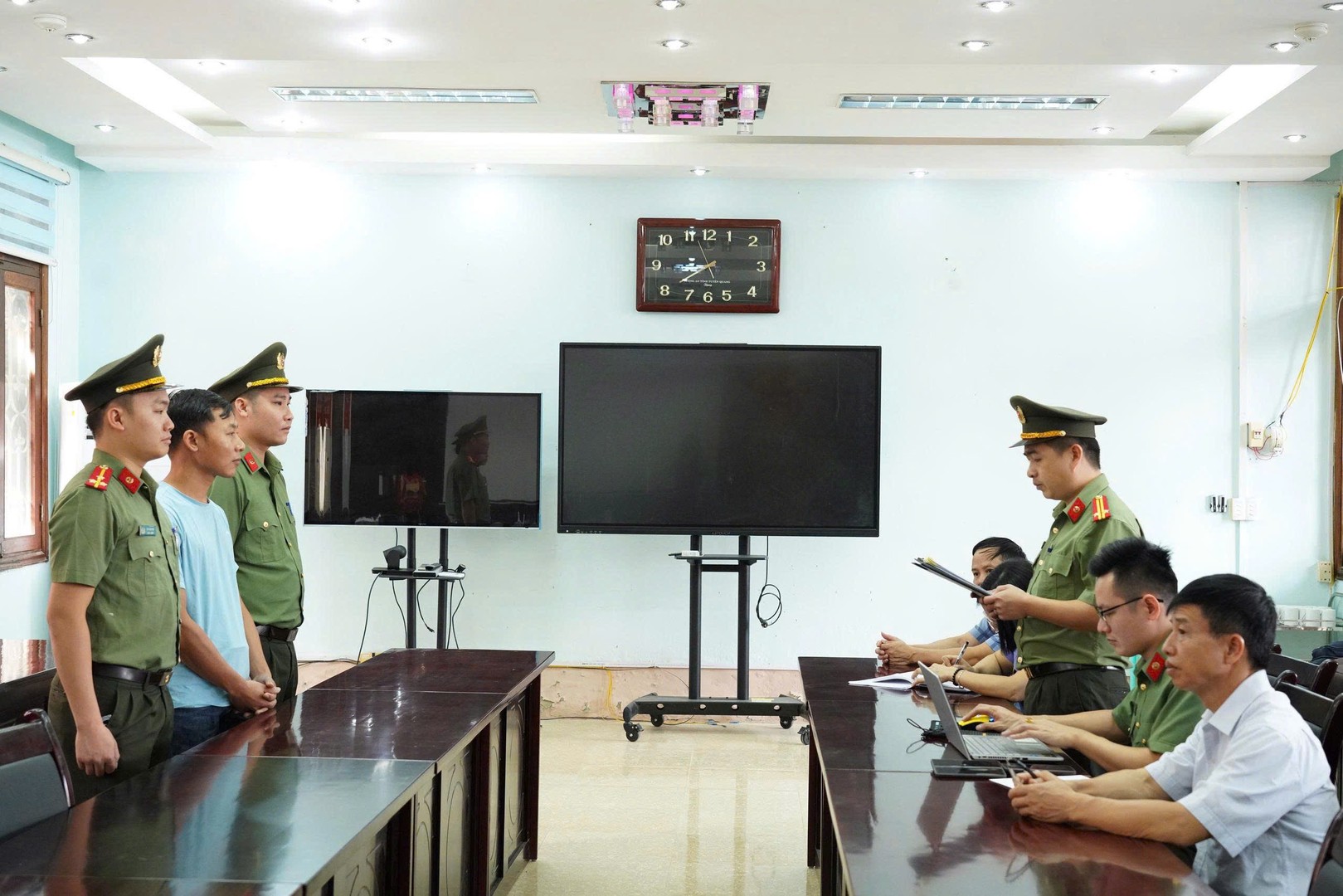 Kê khai doanh thu nộp thuế thấp hơn thực tế, chủ hộ kinh doanh du lịch tại Hà Giang bị khởi tố, tạm giam- Ảnh 1.