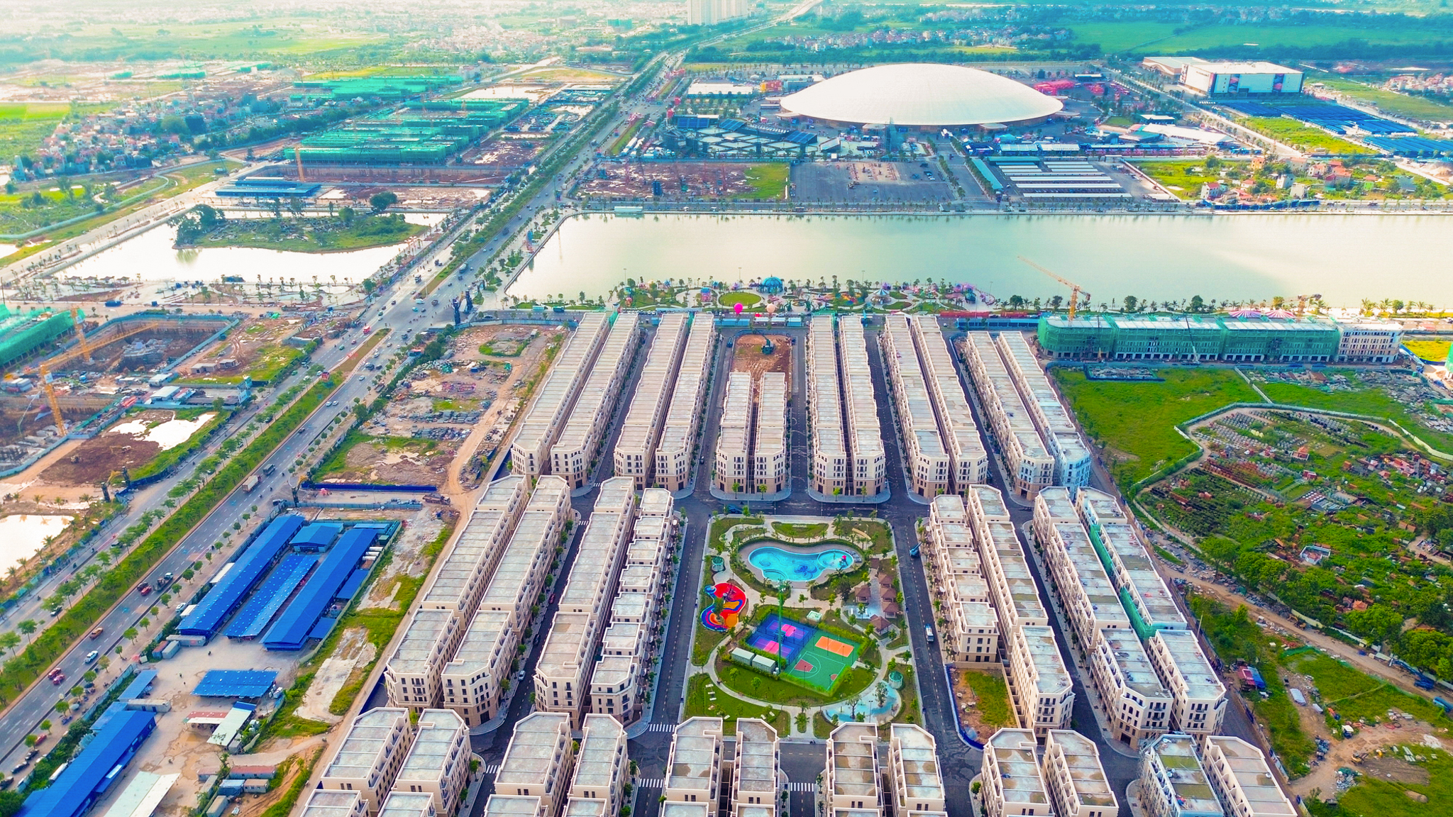 Con đường vốn vắng lặng bỗng tắc bất ngờ, gian hàng kín chỗ vì đại dự án bên vành đai 2 của Vingroup  - Ảnh 11.