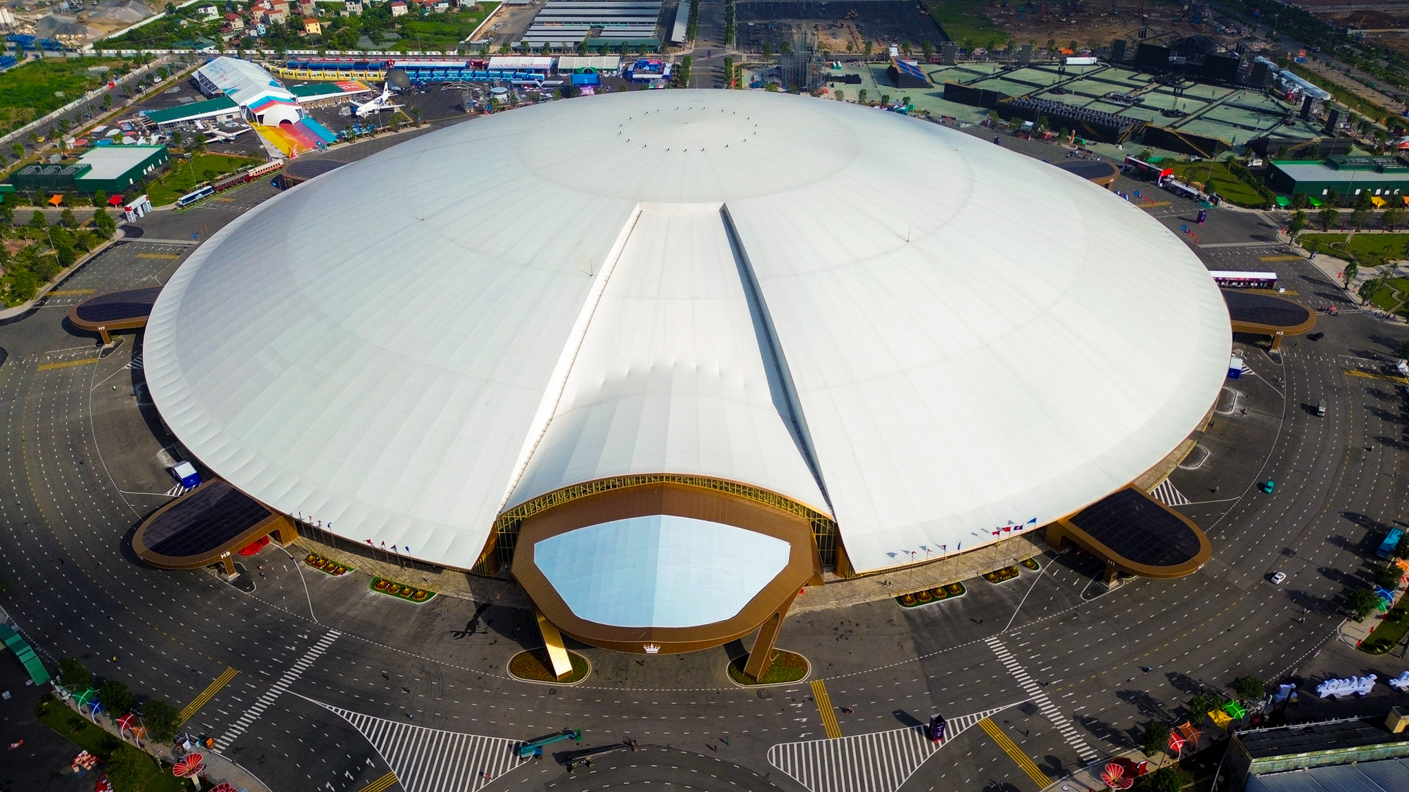 Con đường vốn vắng lặng bỗng tắc bất ngờ, gian hàng kín chỗ vì đại dự án bên vành đai 2 của Vingroup  - Ảnh 2.