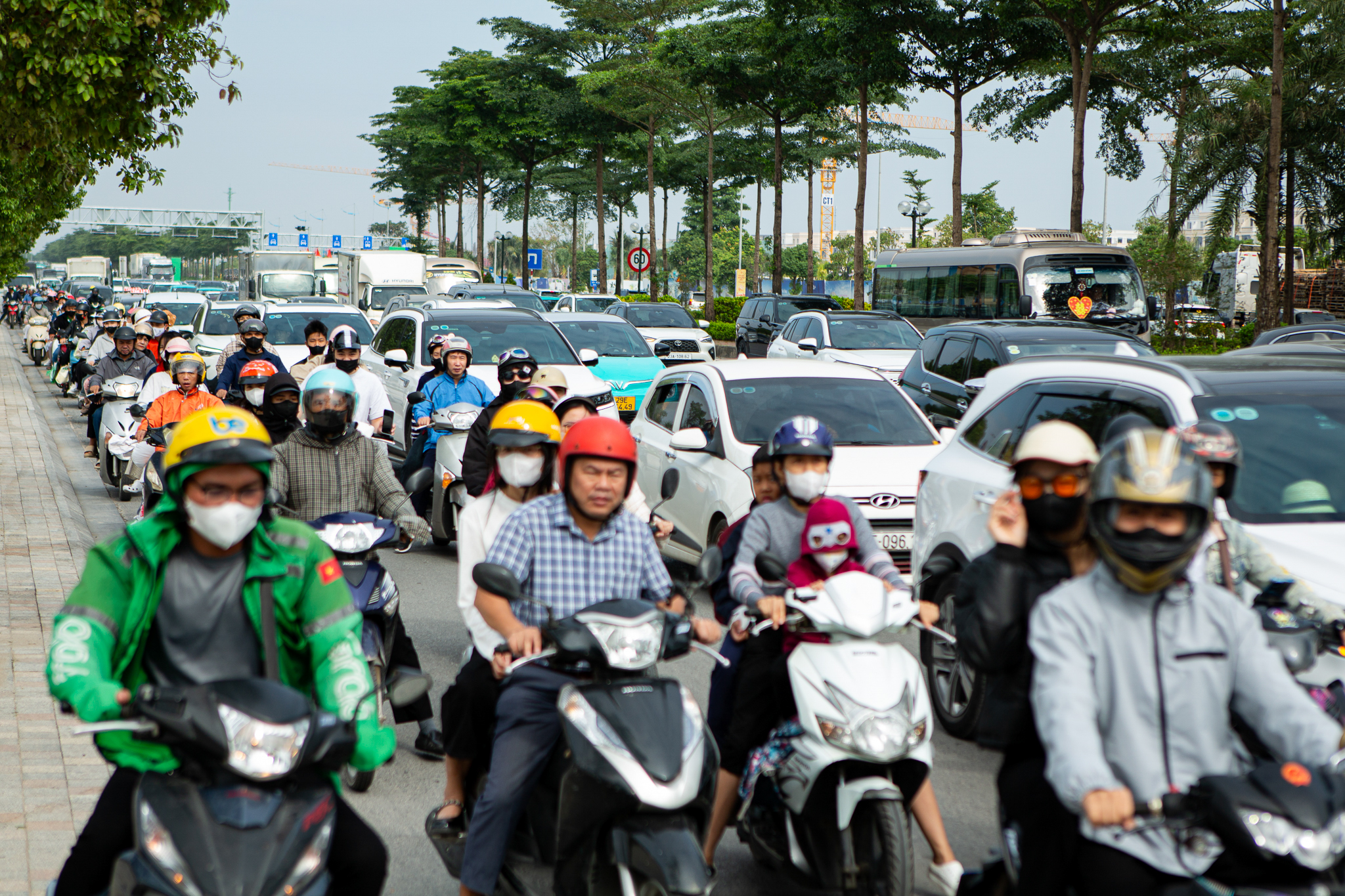 Con đường vốn vắng lặng bỗng tắc bất ngờ, gian hàng kín chỗ vì đại dự án bên vành đai 2 của Vingroup  - Ảnh 3.