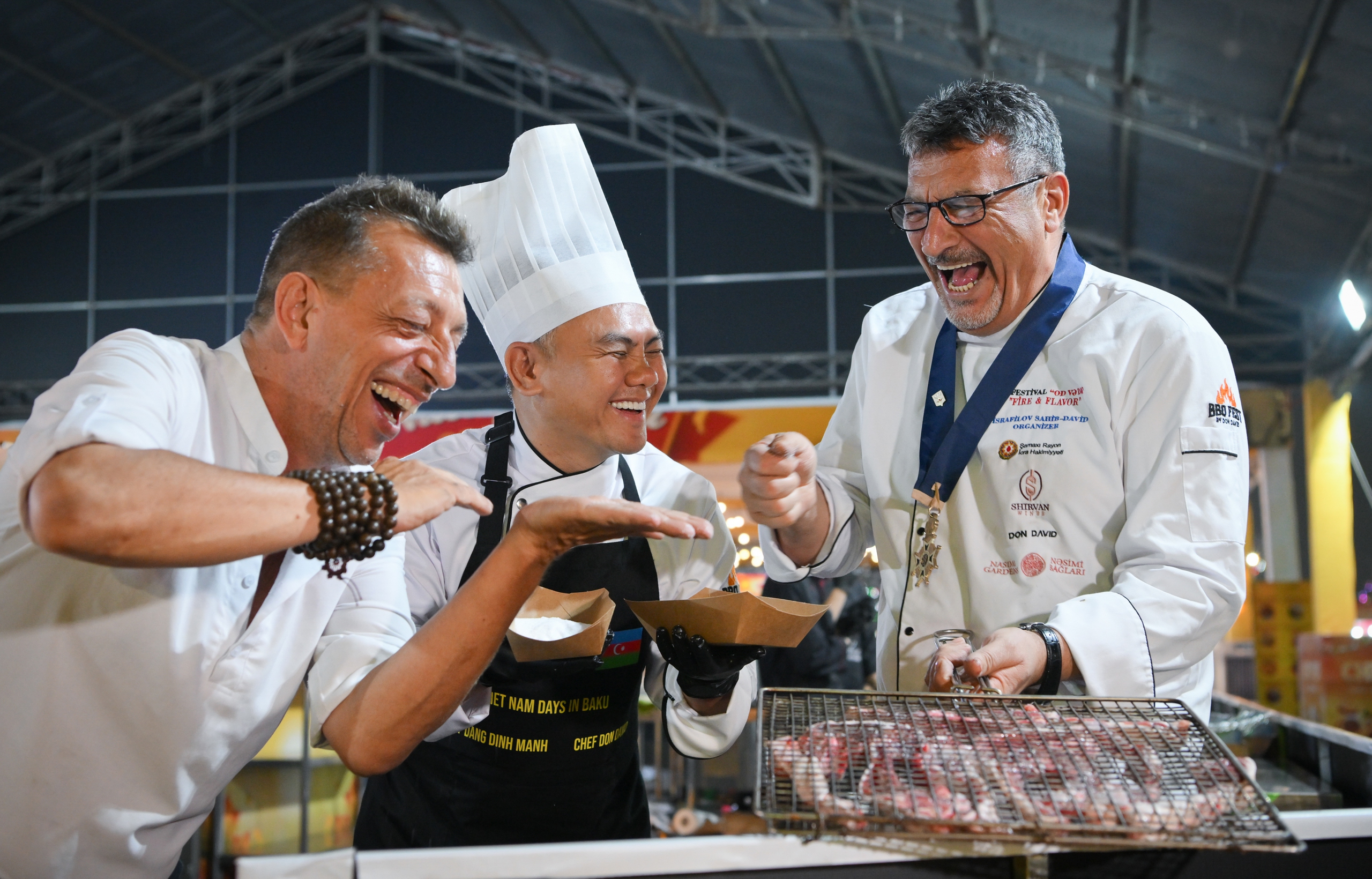 Con đường vốn vắng lặng bỗng tắc bất ngờ, gian hàng kín chỗ vì đại dự án bên vành đai 2 của Vingroup  - Ảnh 4.