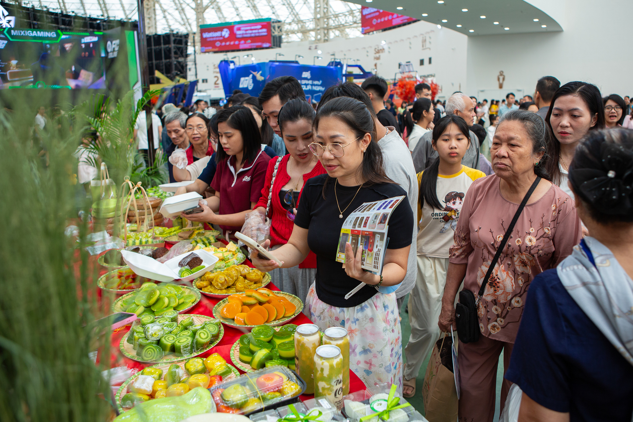 Con đường vốn vắng lặng bỗng tắc bất ngờ, gian hàng kín chỗ vì đại dự án bên vành đai 2 của Vingroup  - Ảnh 5.