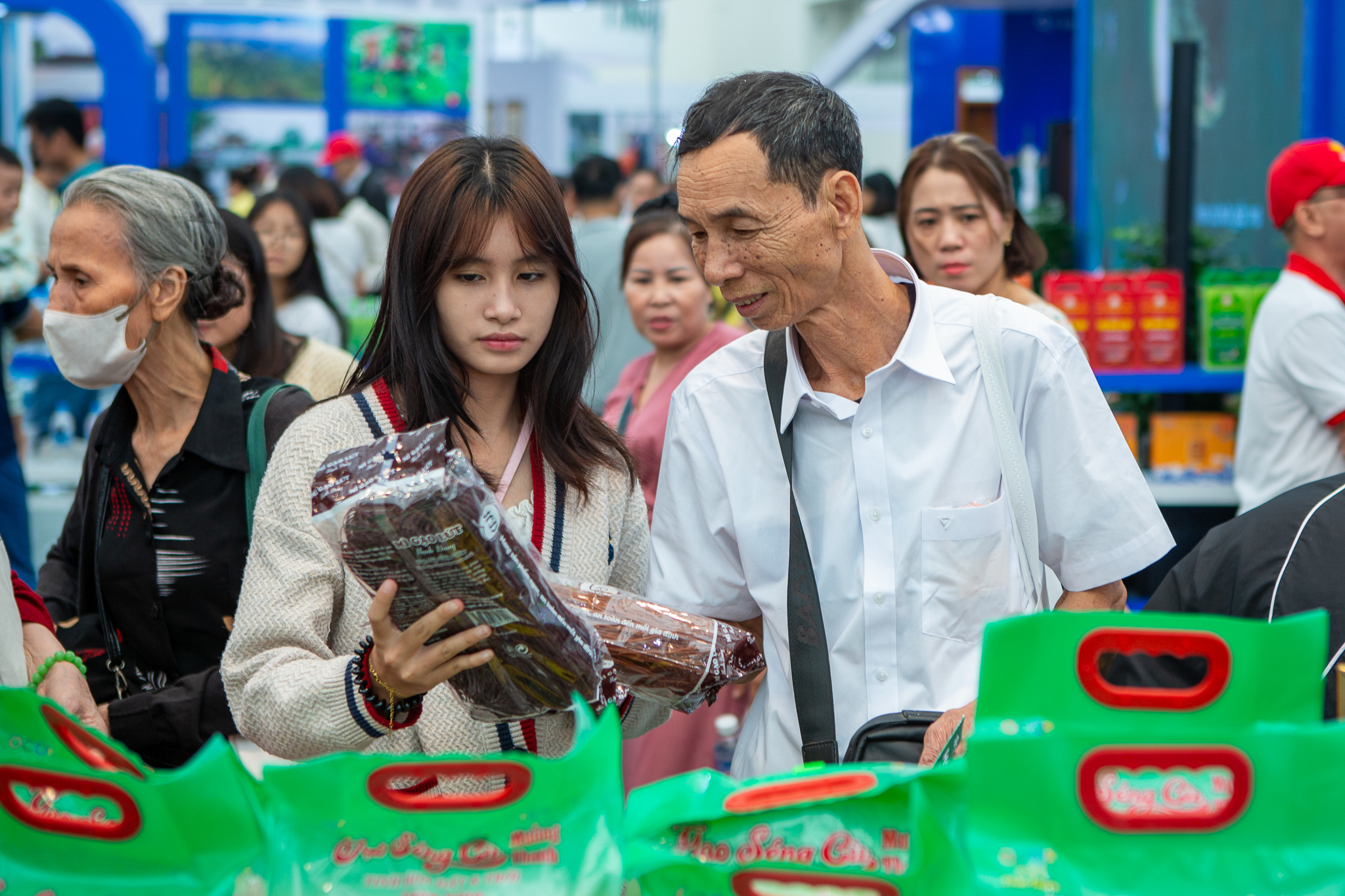 Con đường vốn vắng lặng bỗng tắc bất ngờ, gian hàng kín chỗ vì đại dự án bên vành đai 2 của Vingroup  - Ảnh 6.