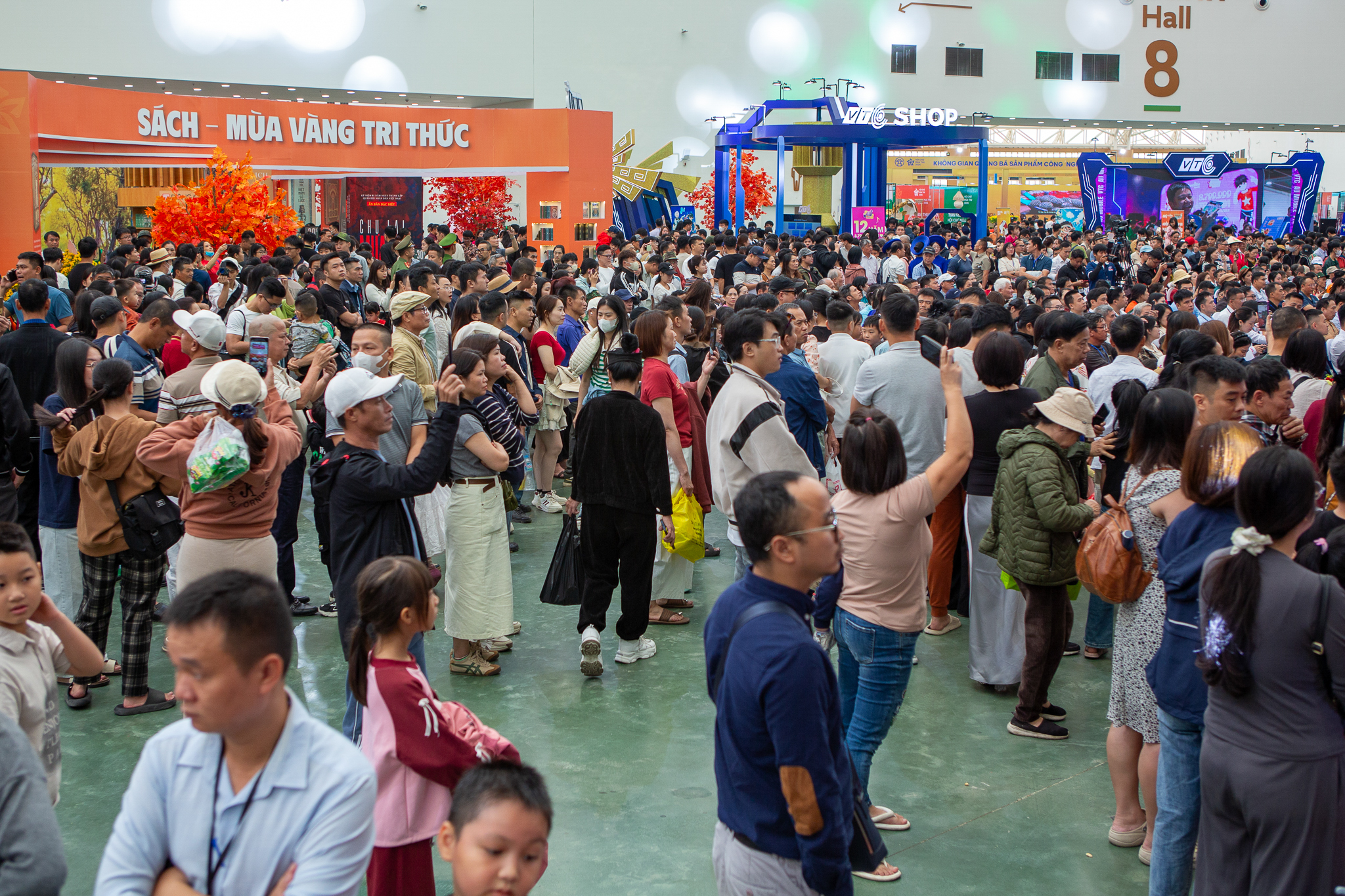 Con đường vốn vắng lặng bỗng tắc bất ngờ, gian hàng kín chỗ vì đại dự án bên vành đai 2 của Vingroup  - Ảnh 7.