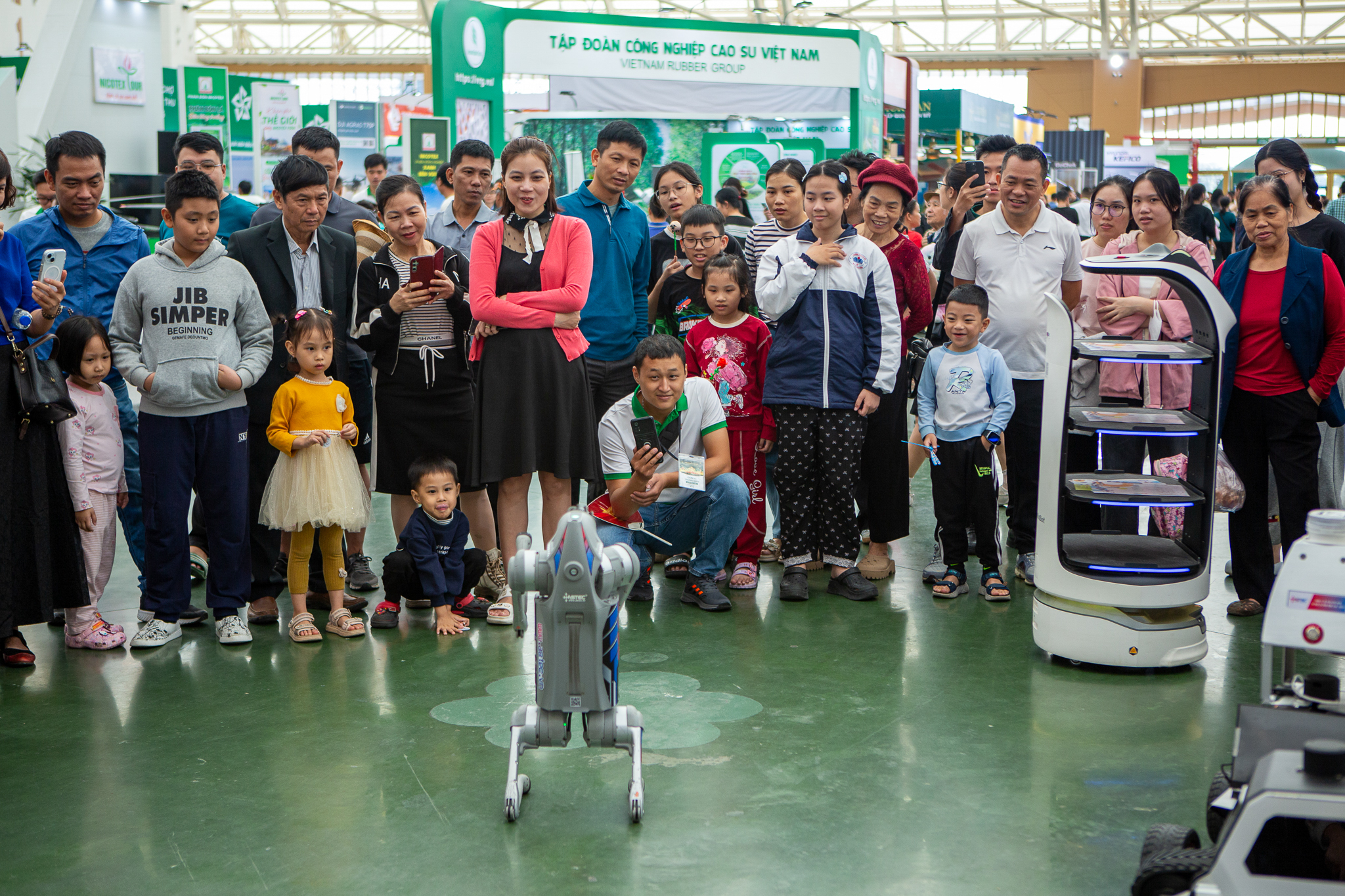 Con đường vốn vắng lặng bỗng tắc bất ngờ, gian hàng kín chỗ vì đại dự án bên vành đai 2 của Vingroup  - Ảnh 8.