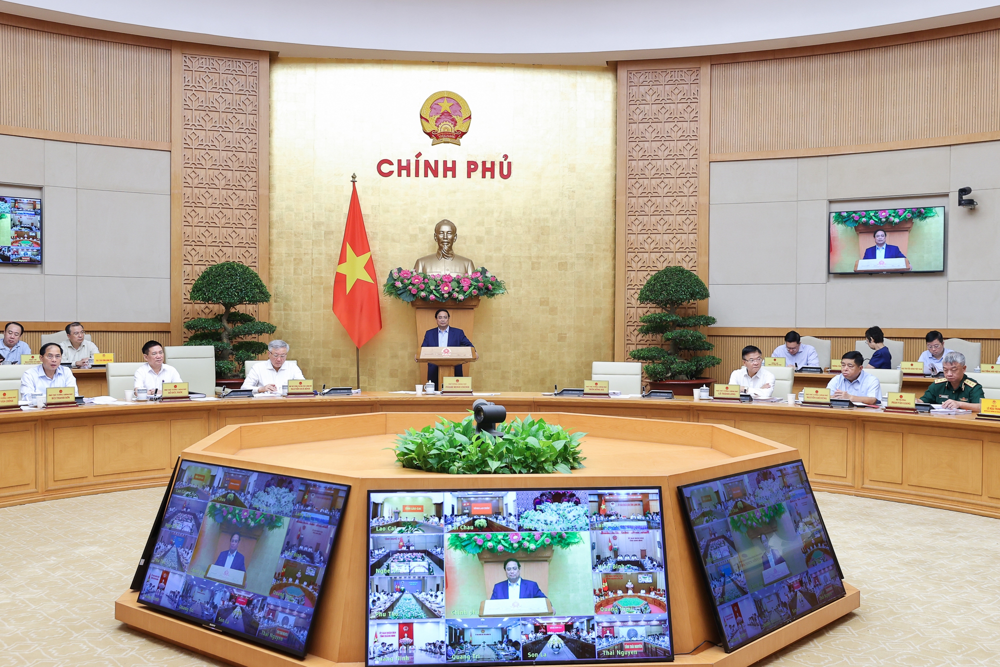 Thủ tướng chủ trì hội nghị trực tuyến Chính phủ với địa phương - Ảnh 1.