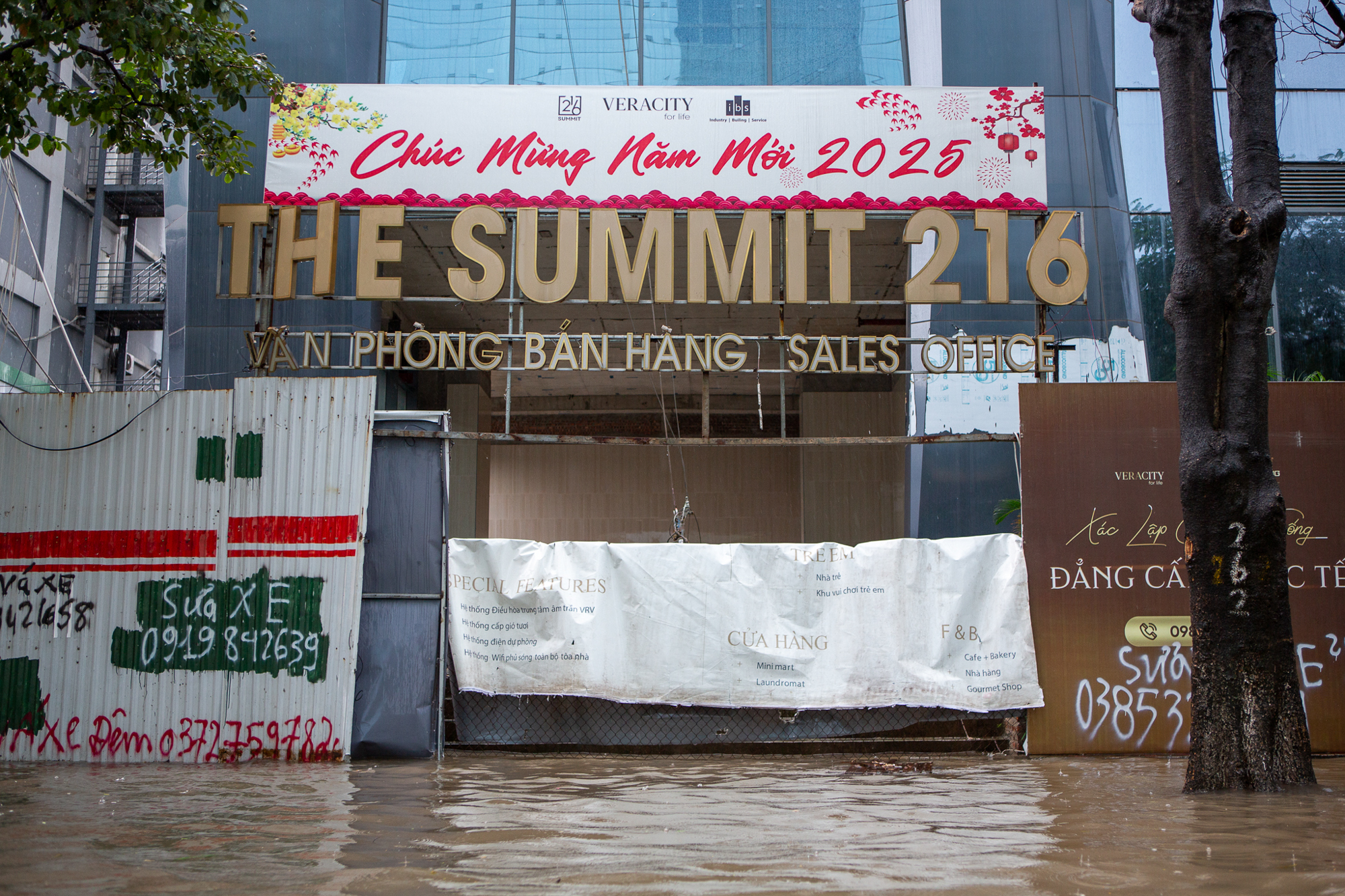 Thay bạn xem nhà ngày mưa: Keangnam hóa “vịnh”, Ciputra thành “cảng nước sâu”, The Summit 216 chìm trong biển nước - Ảnh 10.