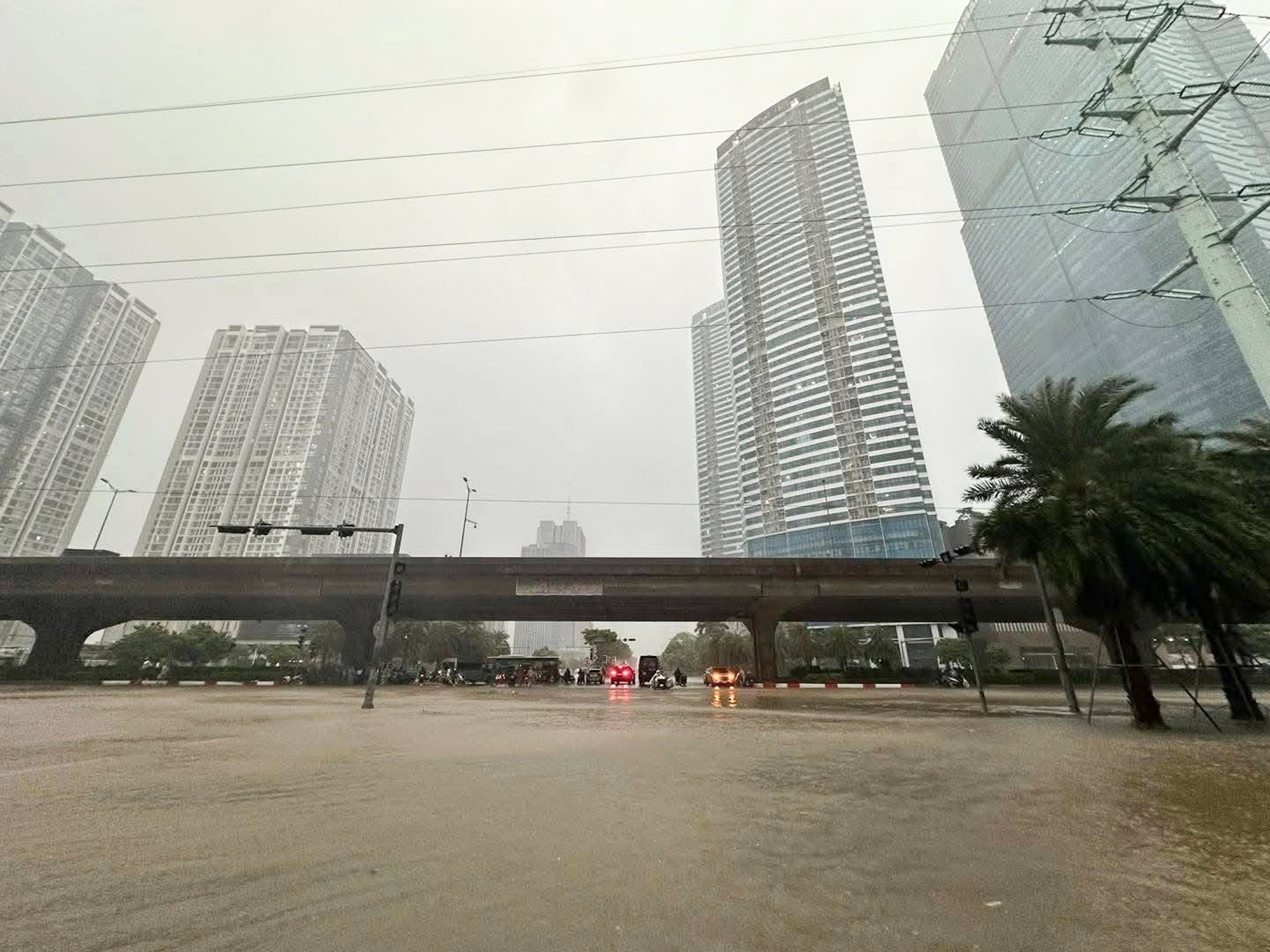 Thay bạn xem nhà ngày mưa: Keangnam hóa “vịnh”, Ciputra thành “cảng nước sâu”, The Summit 216 chìm trong biển nước - Ảnh 2.