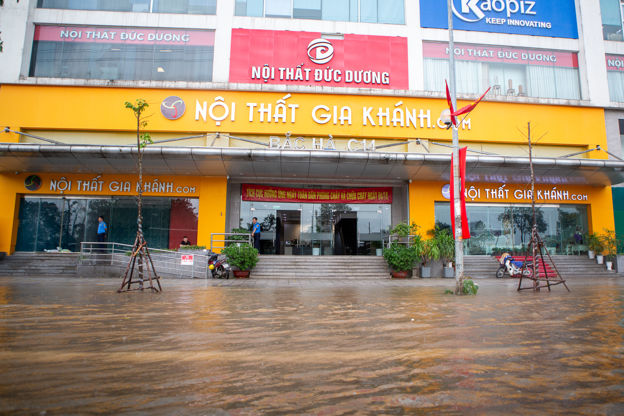 Thay bạn xem nhà ngày mưa: Keangnam hóa “vịnh”, Ciputra thành “cảng nước sâu”, The Summit 216 chìm trong biển nước - Ảnh 4.