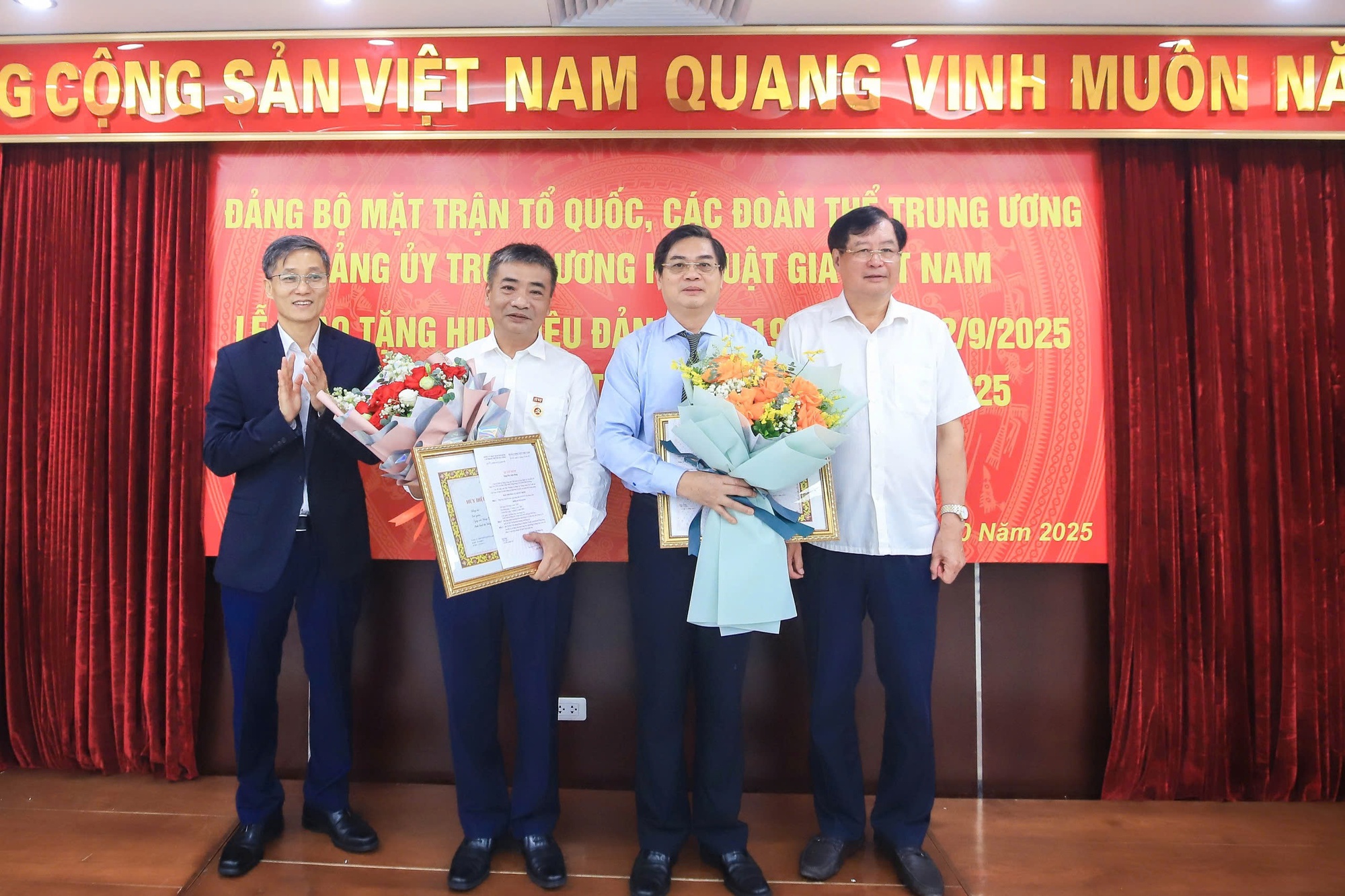 Hội Luật gia Việt Nam ủng hộ đồng bào vùng bão lũ, trao tặng huy hiệu Đảng cho đảng viên ưu tú - Ảnh 10.