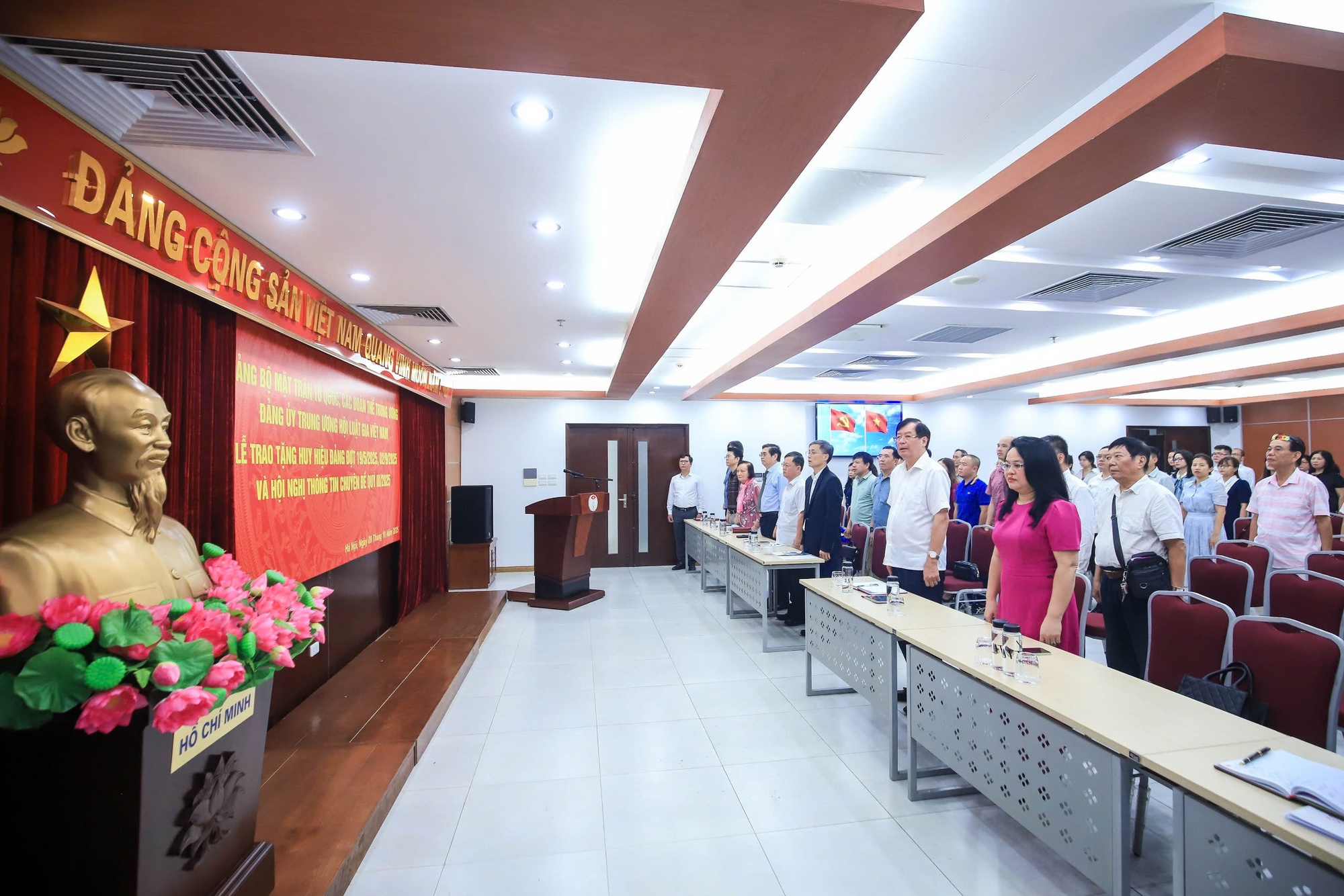Hội Luật gia Việt Nam ủng hộ đồng bào vùng bão lũ, trao tặng huy hiệu Đảng cho đảng viên ưu tú - Ảnh 1.