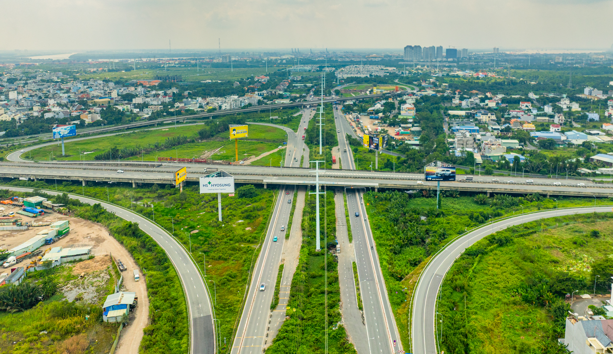 TP.HCM: Đoạn đường dài 8 km nhưng có hơn 10.000 căn hộ chung cư, nối cảng lớn nhất với sân bay rộng nhất Việt Nam - Ảnh 4.