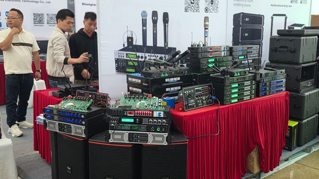 “Đại tiệc” công nghệ âm thanh - ánh sáng PLASE SHOW trở lại Hà Nội- Ảnh 3. “Đại tiệc” công nghệ âm thanh - ánh sáng PLASE SHOW trở lại Hà Nội- Ảnh 3.