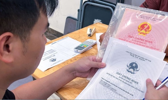 Hướng dẫn nộp sổ đỏ thông qua ứng dụng VNeID - Ảnh 1.