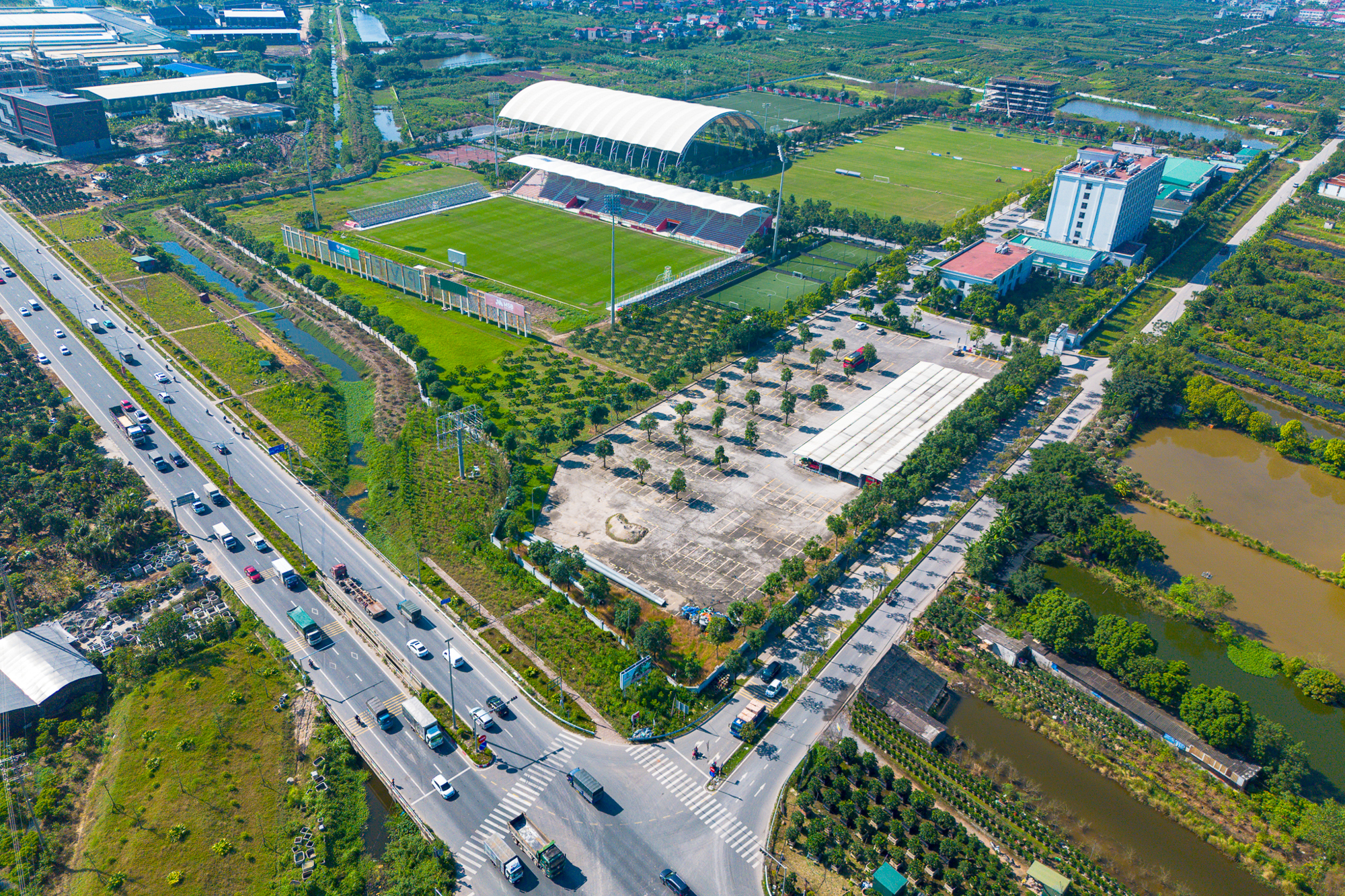 Toàn cảnh khu vực sắp xây sân vận động lớn nhất Việt Nam tại Hưng Yên: Sức chứa 60.000 chỗ ngồi, mái vòm đóng mở tự động - Ảnh 3.