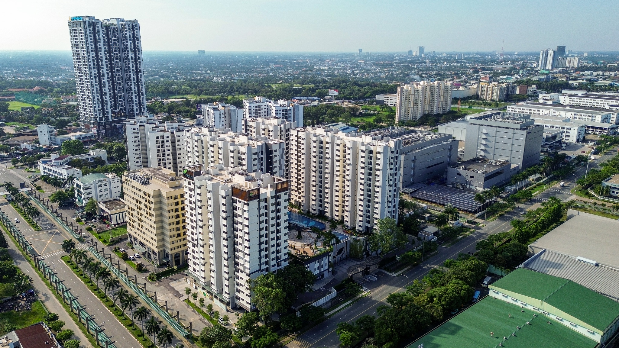 Khu vực bất động sản cực sôi động sau sáp nhập: Giá bằng một nửa, nguồn cung vượt xa TP.HCM cũ - Ảnh 2.