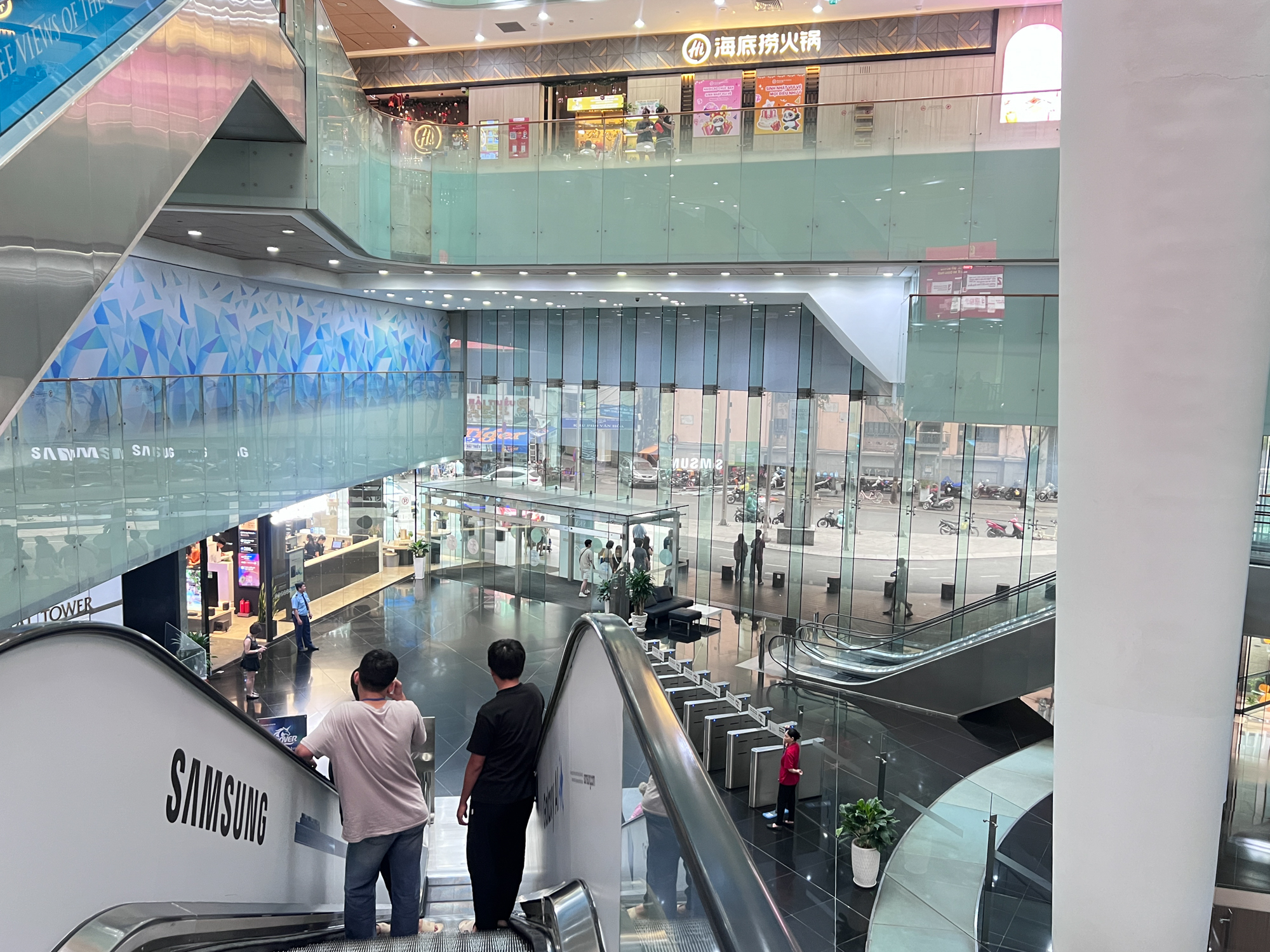 Cảnh trái ngược ở 2 tòa tháp biểu tượng ở TP.HCM: Nơi kín chỗ, nơi chẳng ai thuê - Ảnh 6.