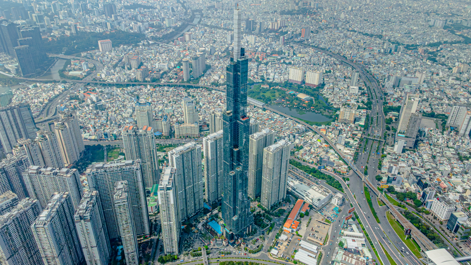 Cảnh trái ngược ở 2 tòa tháp biểu tượng ở TP.HCM: Nơi kín chỗ, nơi chẳng ai thuê - Ảnh 8.