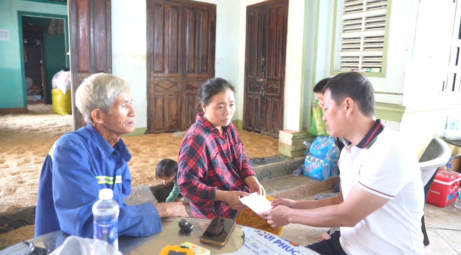 Tạp chí Đời sống và Pháp luật hỗ trợ các hộ có người tử vong, mất nhà do bão lũ tại Gia Lai, Đắk Lắk- Ảnh 2.