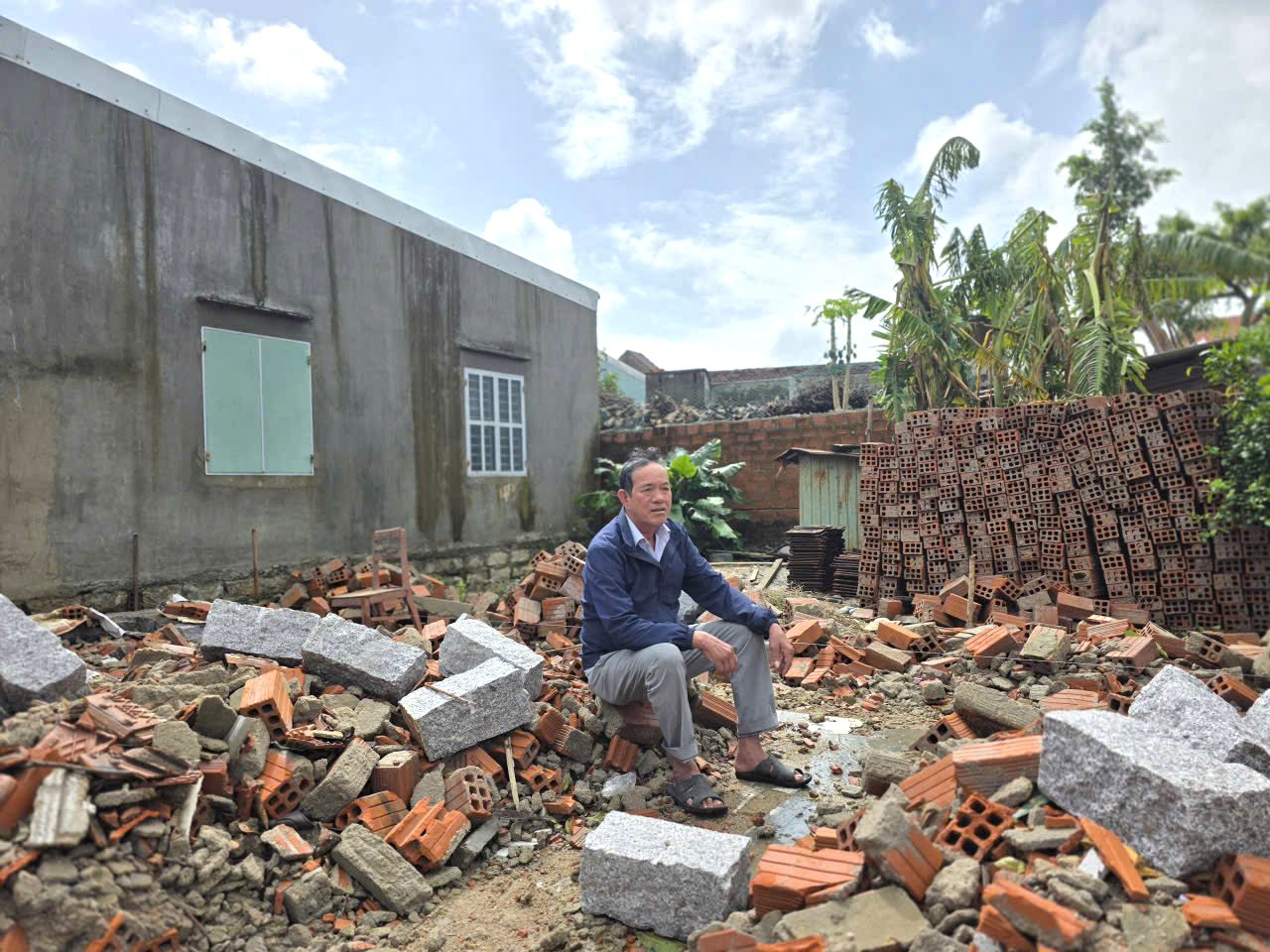 Tạp chí Đời sống và Pháp luật hỗ trợ các hộ có người tử vong, mất nhà do bão lũ tại Gia Lai, Đắk Lắk- Ảnh 9.