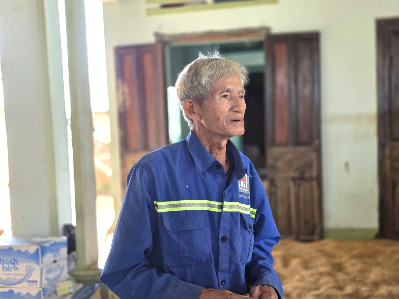 Tạp chí Đời sống và Pháp luật hỗ trợ các hộ có người tử vong, mất nhà do bão lũ tại Gia Lai, Đắk Lắk- Ảnh 1.