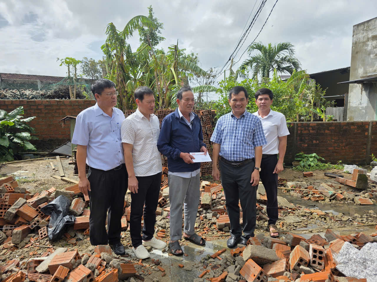 Tạp chí Đời sống và Pháp luật hỗ trợ các hộ có người tử vong, mất nhà do bão lũ tại Gia Lai, Đắk Lắk- Ảnh 10.