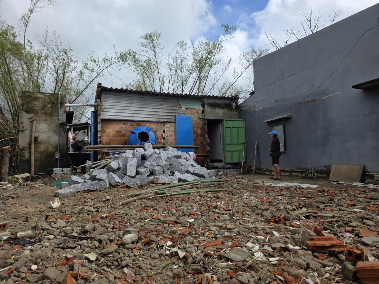 Tạp chí Đời sống và Pháp luật hỗ trợ các hộ có người tử vong, mất nhà do bão lũ tại Gia Lai, Đắk Lắk- Ảnh 6.