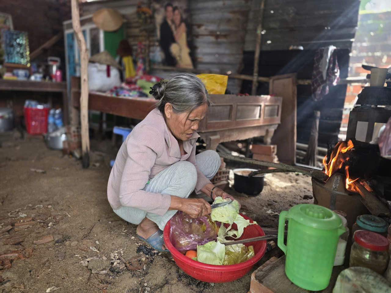 Tạp chí Đời sống và Pháp luật hỗ trợ các hộ có người tử vong, mất nhà do bão lũ tại Gia Lai, Đắk Lắk- Ảnh 7.