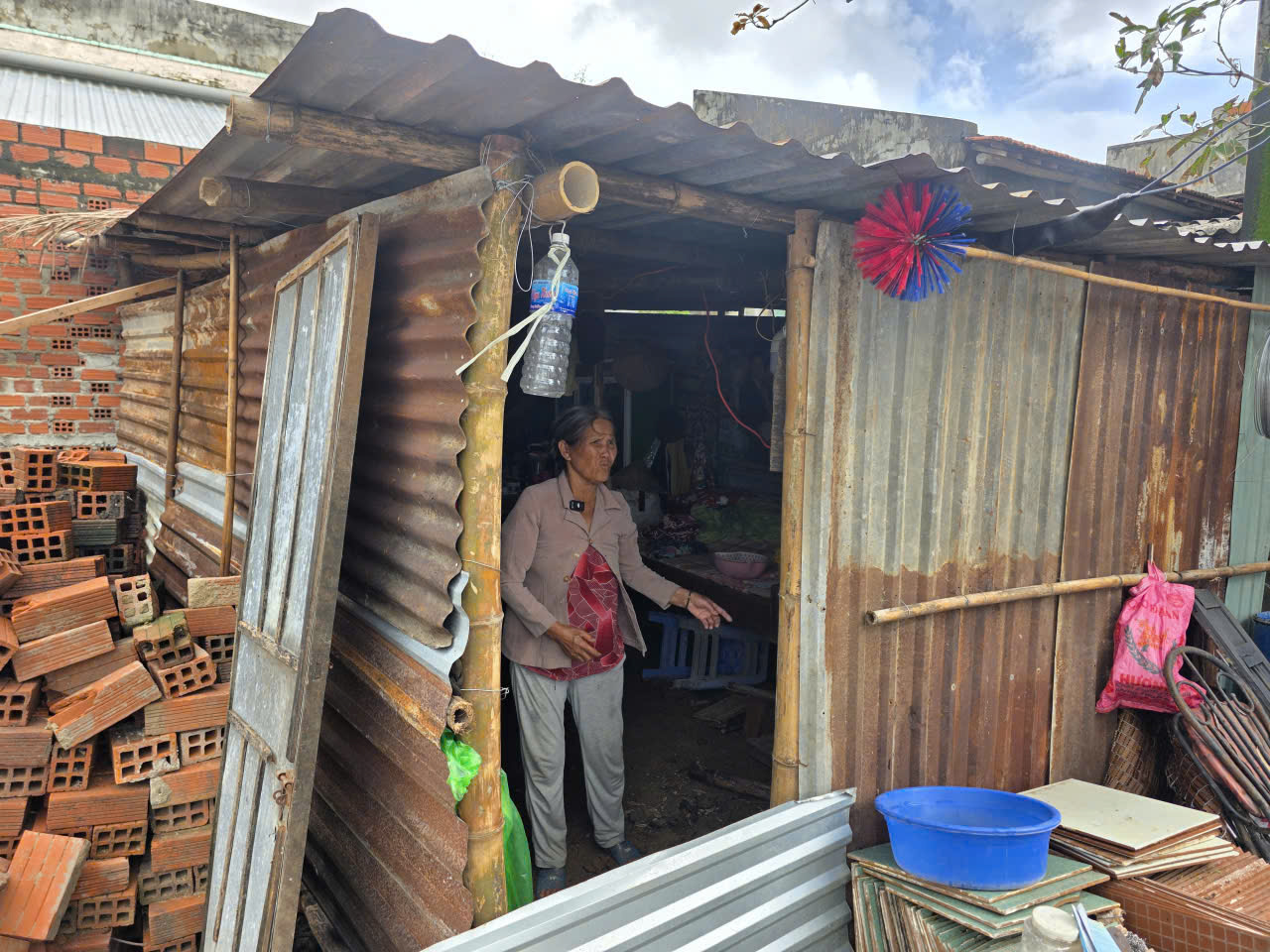 Tạp chí Đời sống và Pháp luật hỗ trợ các hộ có người tử vong, mất nhà do bão lũ tại Gia Lai, Đắk Lắk- Ảnh 8.