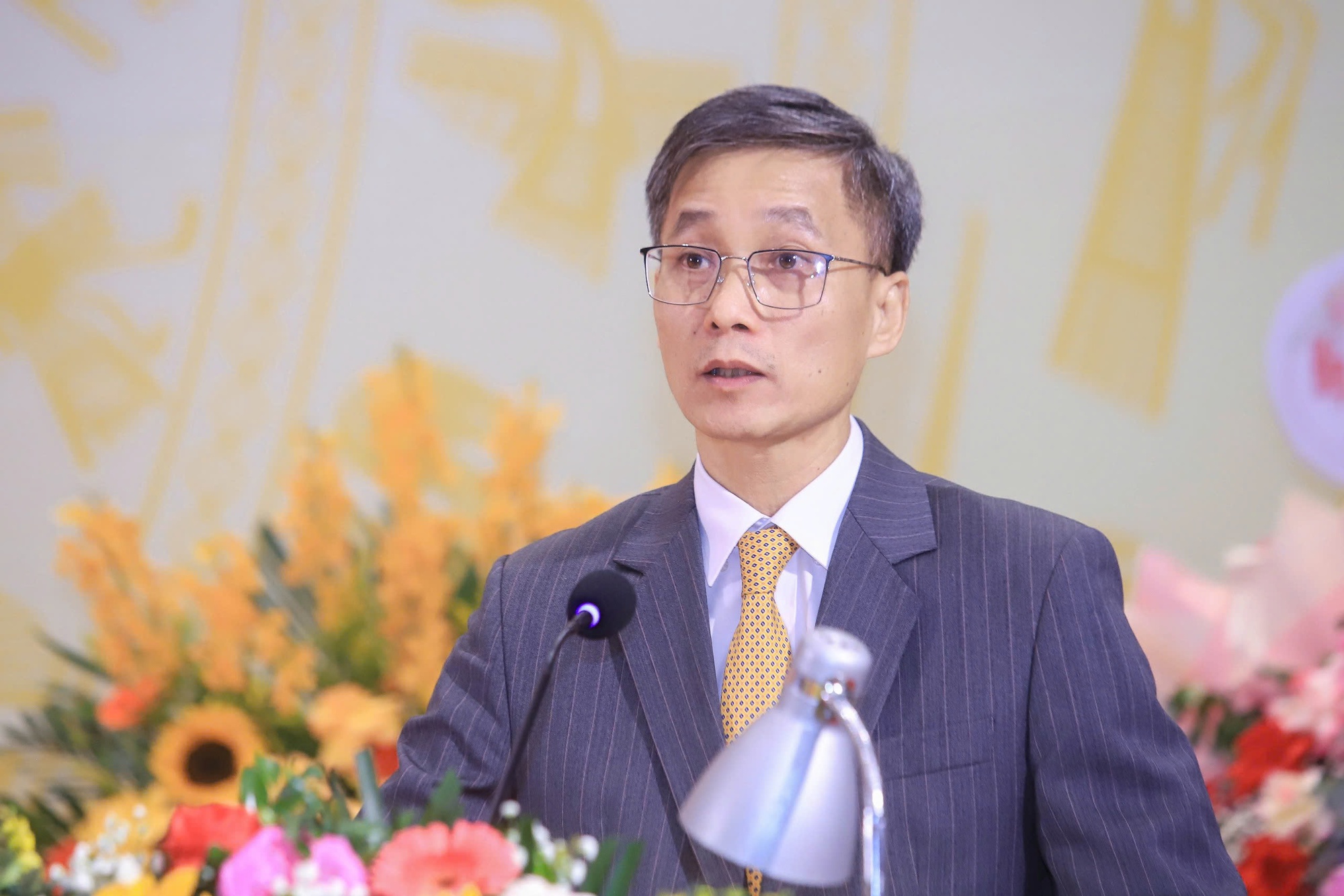 Hội Luật gia Việt Nam quyên góp ủng hộ đồng bào bị thiệt hại do mưa lũ gây ra - Ảnh 2.