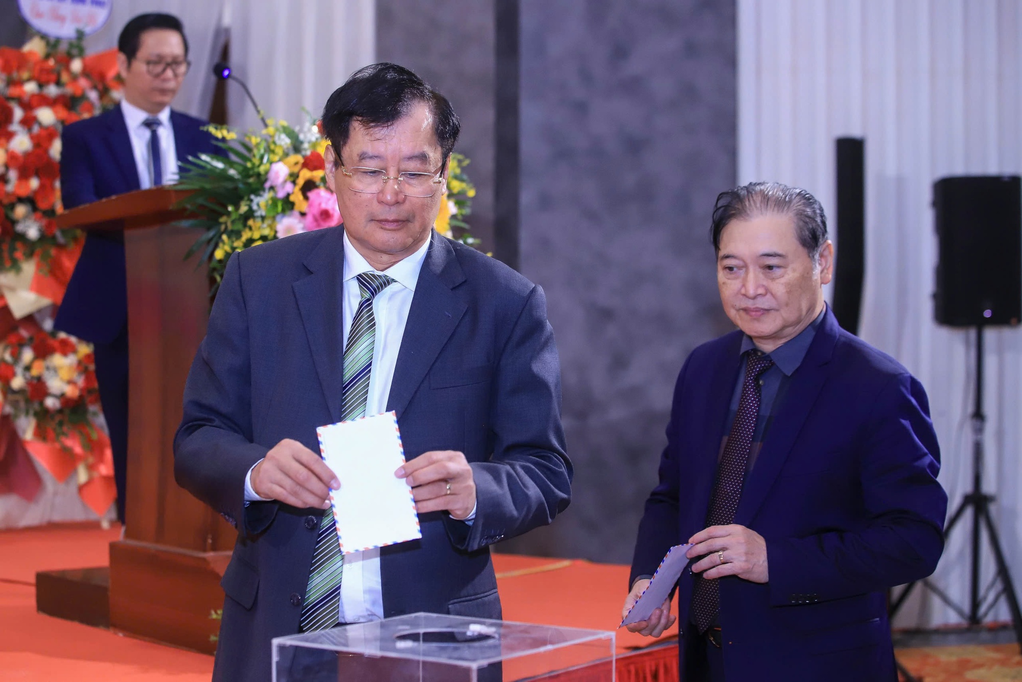 Hội Luật gia Việt Nam quyên góp ủng hộ đồng bào bị thiệt hại do mưa lũ gây ra - Ảnh 3.