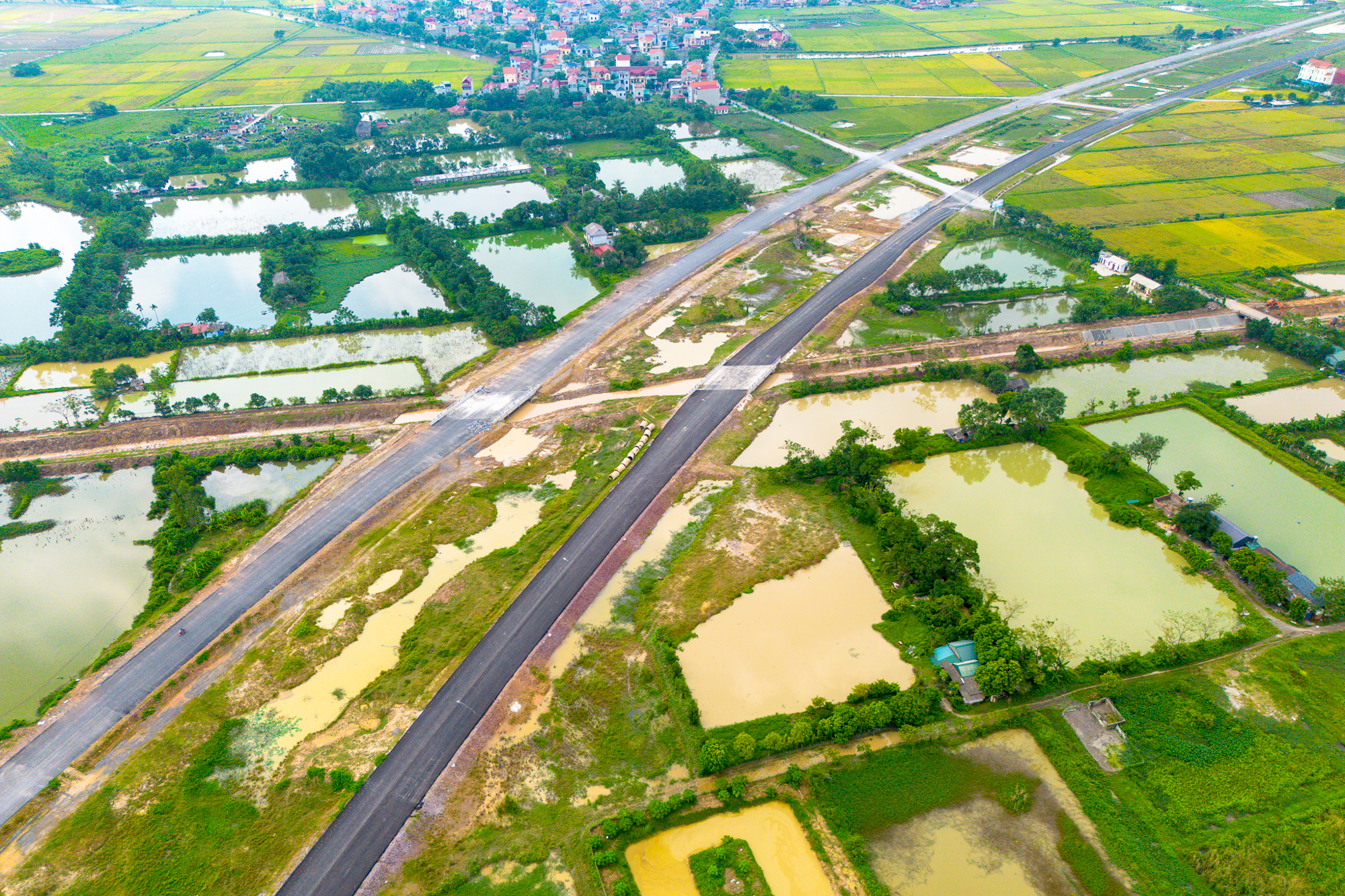 Toàn cảnh tuyến đường vành đai 85.000 tỷ ở Bắc Ninh: Nhiều đoạn đã trải nhựa, sẽ hoàn thành sau 2 tháng- Ảnh 11. Toàn cảnh tuyến đường vành đai 85.000 tỷ ở Bắc Ninh: Nhiều đoạn đã trải nhựa, sẽ hoàn thành sau 2 tháng- Ảnh 11.