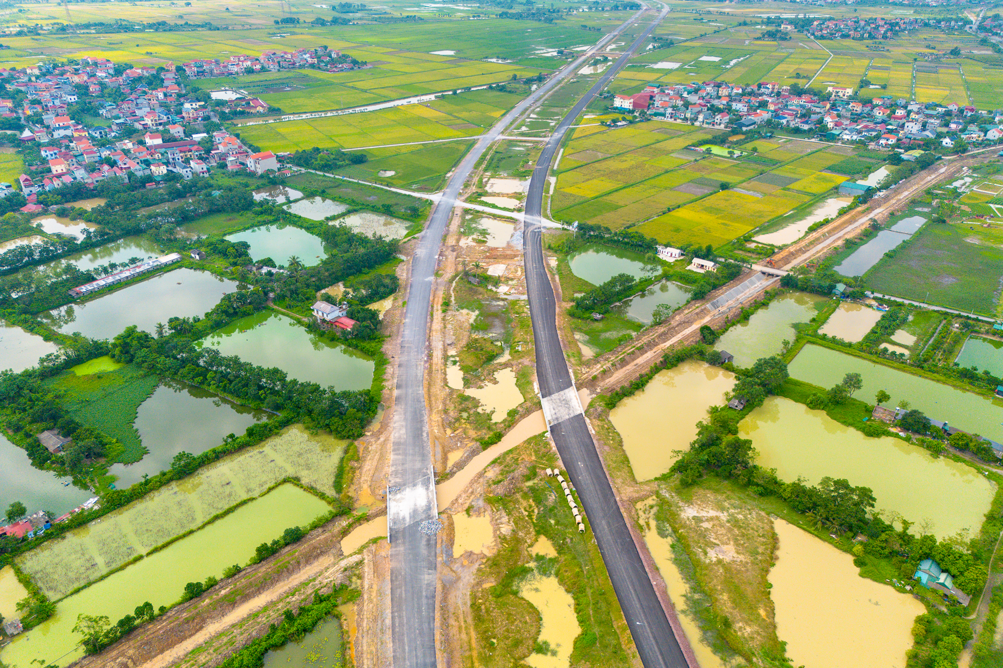 Toàn cảnh tuyến đường vành đai 85.000 tỷ ở Bắc Ninh: Nhiều đoạn đã trải nhựa, sẽ hoàn thành sau 2 tháng- Ảnh 4. Toàn cảnh tuyến đường vành đai 85.000 tỷ ở Bắc Ninh: Nhiều đoạn đã trải nhựa, sẽ hoàn thành sau 2 tháng- Ảnh 4.