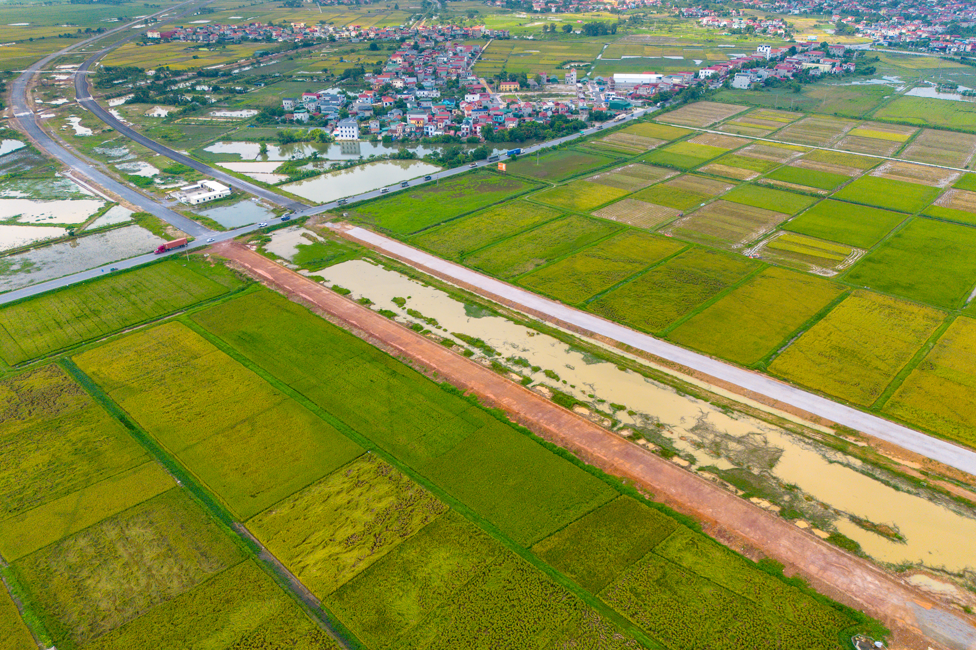 Toàn cảnh tuyến đường vành đai 85.000 tỷ ở Bắc Ninh: Nhiều đoạn đã trải nhựa, sẽ hoàn thành sau 2 tháng- Ảnh 5. Toàn cảnh tuyến đường vành đai 85.000 tỷ ở Bắc Ninh: Nhiều đoạn đã trải nhựa, sẽ hoàn thành sau 2 tháng- Ảnh 5.