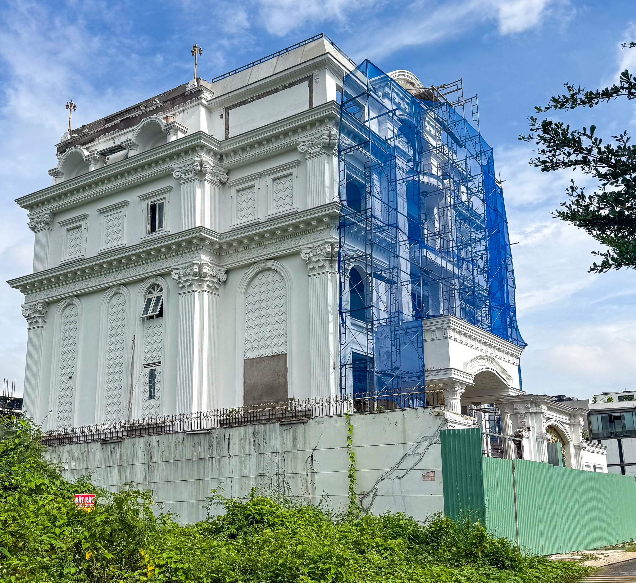 Bất động sản của các nghệ sĩ Việt: Hà Anh Tuấn có duplex trăm tỷ, Đặng Thu Thảo ở biệt thự quận 1, Lý Nhã Kỳ sở hữu cả một lâu đài - Ảnh 15.