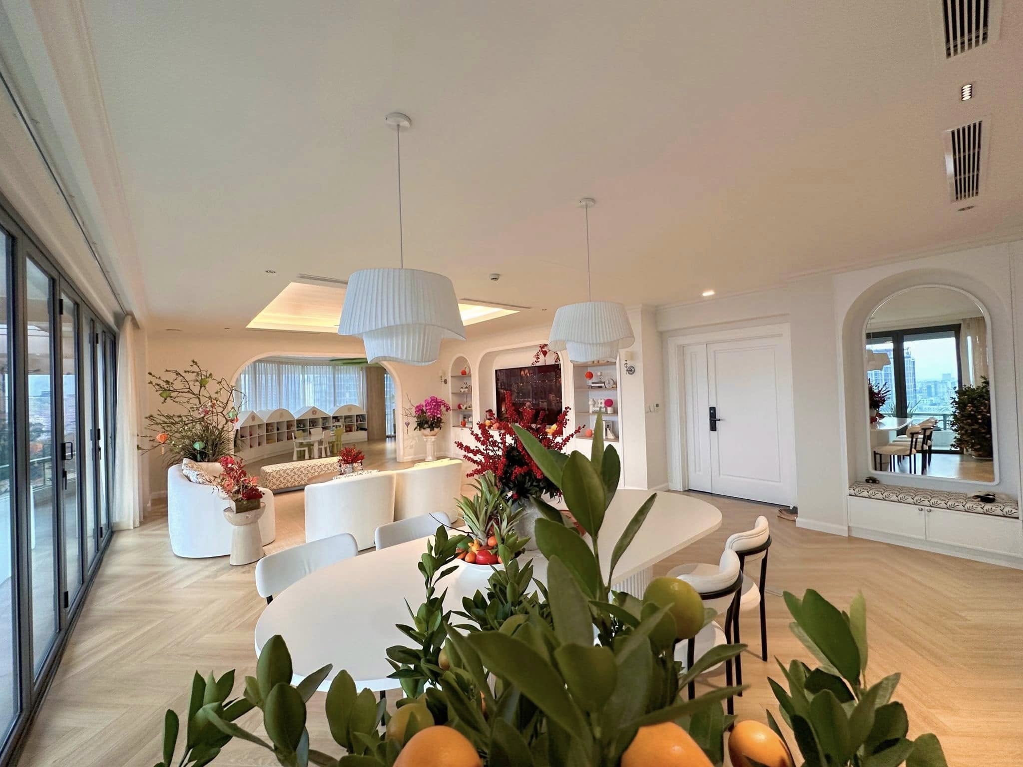 Bất động sản của các nghệ sĩ Việt: Hà Anh Tuấn có duplex trăm tỷ, Đặng Thu Thảo ở biệt thự quận 1, Lý Nhã Kỳ sở hữu cả một lâu đài - Ảnh 18.