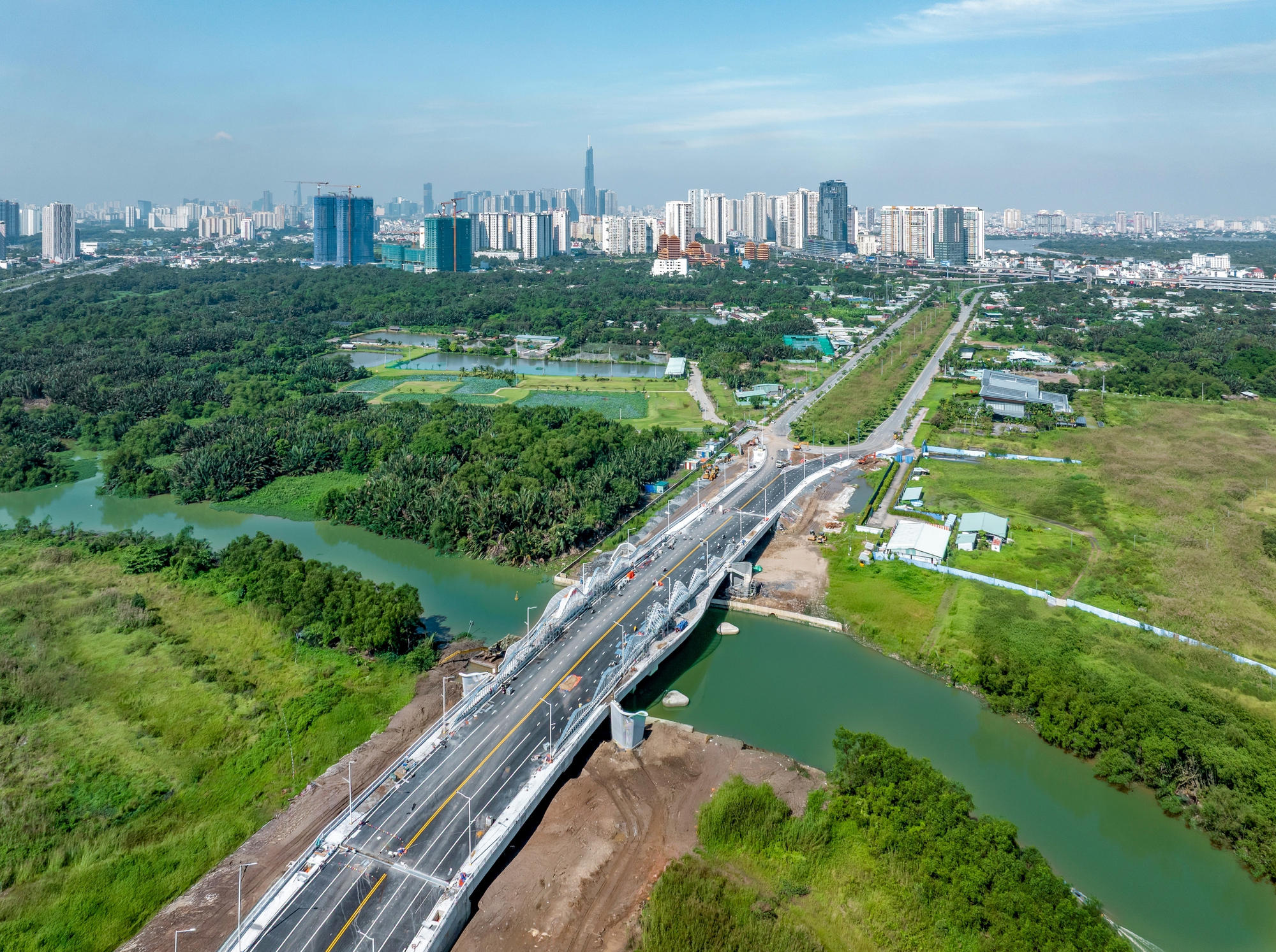 Vẽ lại bản đồ giao thông khu Đông: Tuyến đường dài 660m xuyên qua đô thị quốc tế “tỷ đô” chuẩn bị thông xe, giảm ùn tắc cho nút giao lớn nhất TP HCM - Ảnh 8. Vẽ lại bản đồ giao thông khu Đông: Tuyến đường dài 660m xuyên qua đô thị quốc tế “tỷ đô” chuẩn bị thông xe, giảm ùn tắc cho nút giao lớn nhất TP HCM - Ảnh 8.