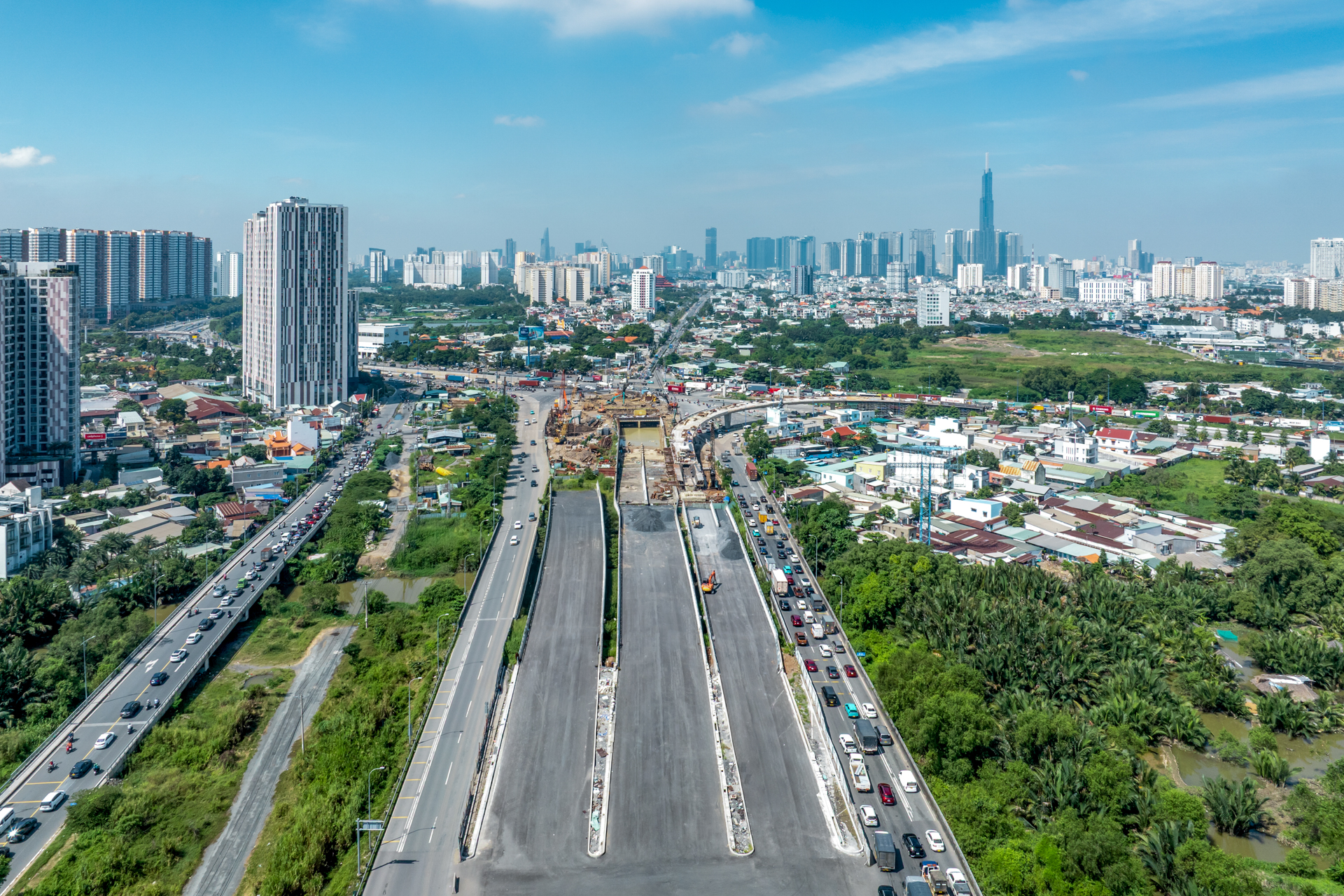 Vẽ lại bản đồ giao thông khu Đông: Tuyến đường dài 660m xuyên qua đô thị quốc tế “tỷ đô” chuẩn bị thông xe, giảm ùn tắc cho nút giao lớn nhất TP HCM - Ảnh 6. Vẽ lại bản đồ giao thông khu Đông: Tuyến đường dài 660m xuyên qua đô thị quốc tế “tỷ đô” chuẩn bị thông xe, giảm ùn tắc cho nút giao lớn nhất TP HCM - Ảnh 6.