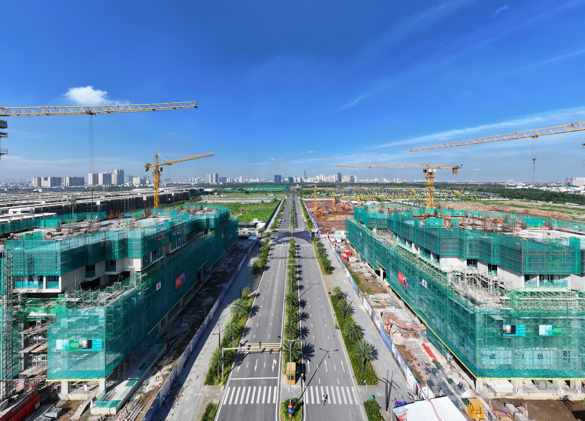 Vẽ lại bản đồ giao thông khu Đông: Tuyến đường dài 660m xuyên qua đô thị quốc tế “tỷ đô” chuẩn bị thông xe, giảm ùn tắc cho nút giao lớn nhất TP HCM - Ảnh 10. Vẽ lại bản đồ giao thông khu Đông: Tuyến đường dài 660m xuyên qua đô thị quốc tế “tỷ đô” chuẩn bị thông xe, giảm ùn tắc cho nút giao lớn nhất TP HCM - Ảnh 10.