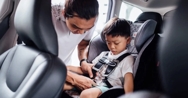 Đại diện Cục Cảnh sát giao thông lý giải việc không thể "ngoại lệ" với taxi, Grab trong trang bị ghế trẻ em - Ảnh 2.