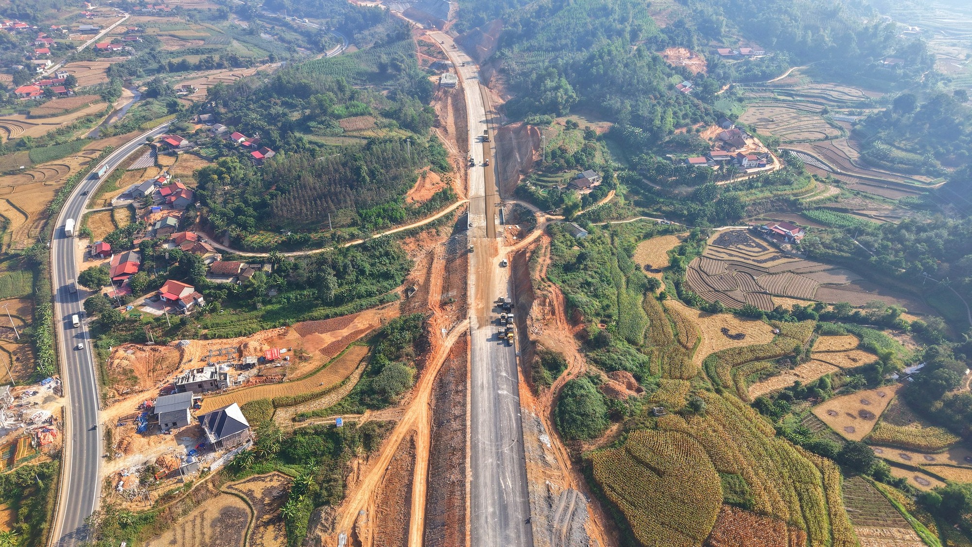 Toàn cảnh đoạn đầu tiên của cao tốc dài nhất Việt Nam: Trị giá 11.000 tỷ, sẽ thông xe sau một tuần nữa - Ảnh 1.