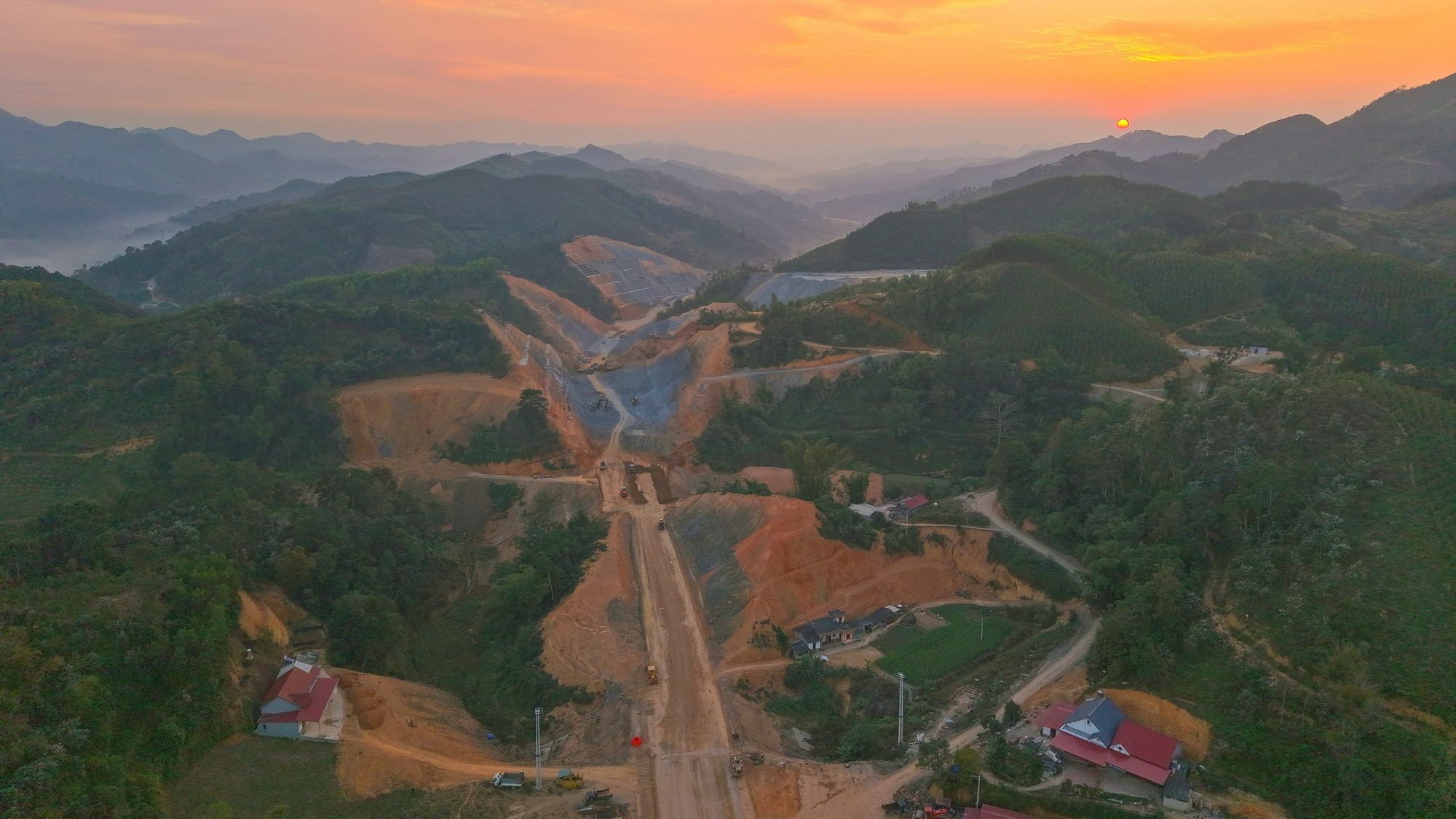 Toàn cảnh đoạn đầu tiên của cao tốc dài nhất Việt Nam: Trị giá 11.000 tỷ, sẽ thông xe sau một tuần nữa - Ảnh 14.