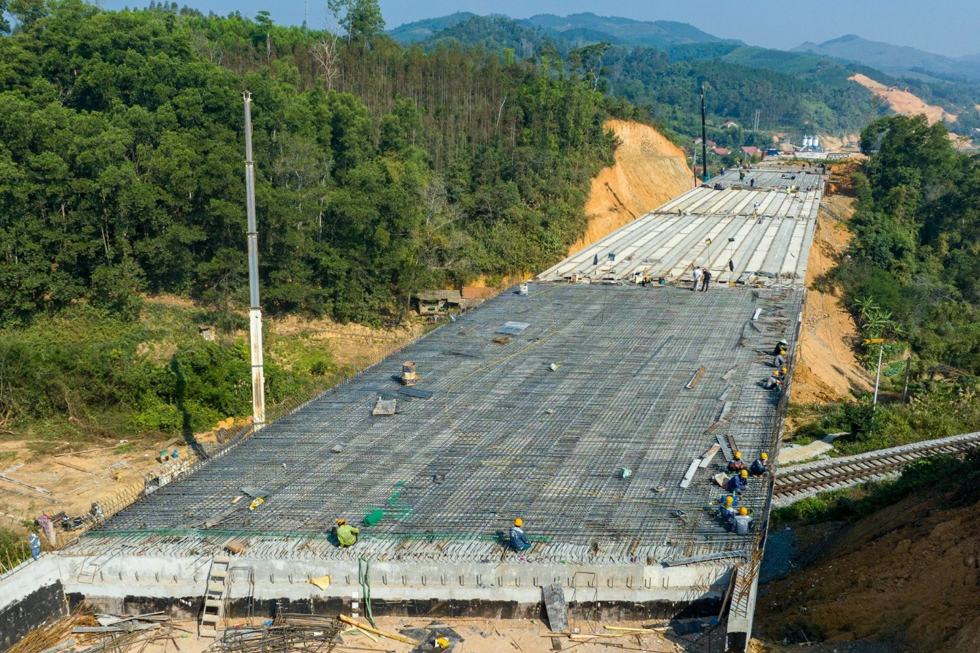 Toàn cảnh đoạn đầu tiên của cao tốc dài nhất Việt Nam: Trị giá 11.000 tỷ, sẽ thông xe sau một tuần nữa - Ảnh 6.