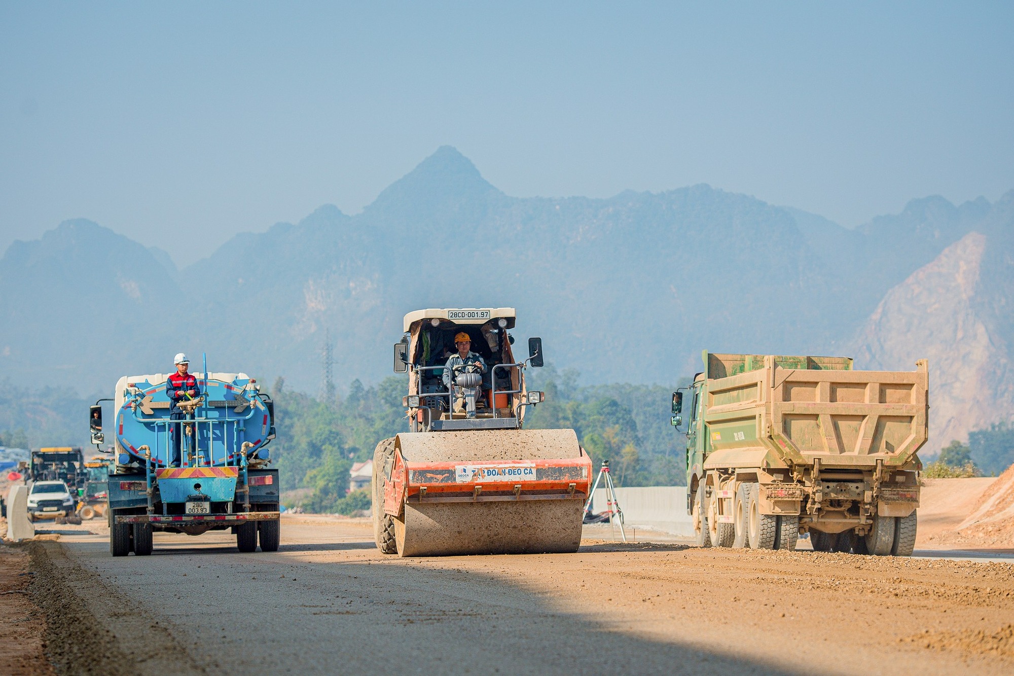 Toàn cảnh đoạn đầu tiên của cao tốc dài nhất Việt Nam: Trị giá 11.000 tỷ, sẽ thông xe sau một tuần nữa - Ảnh 8.